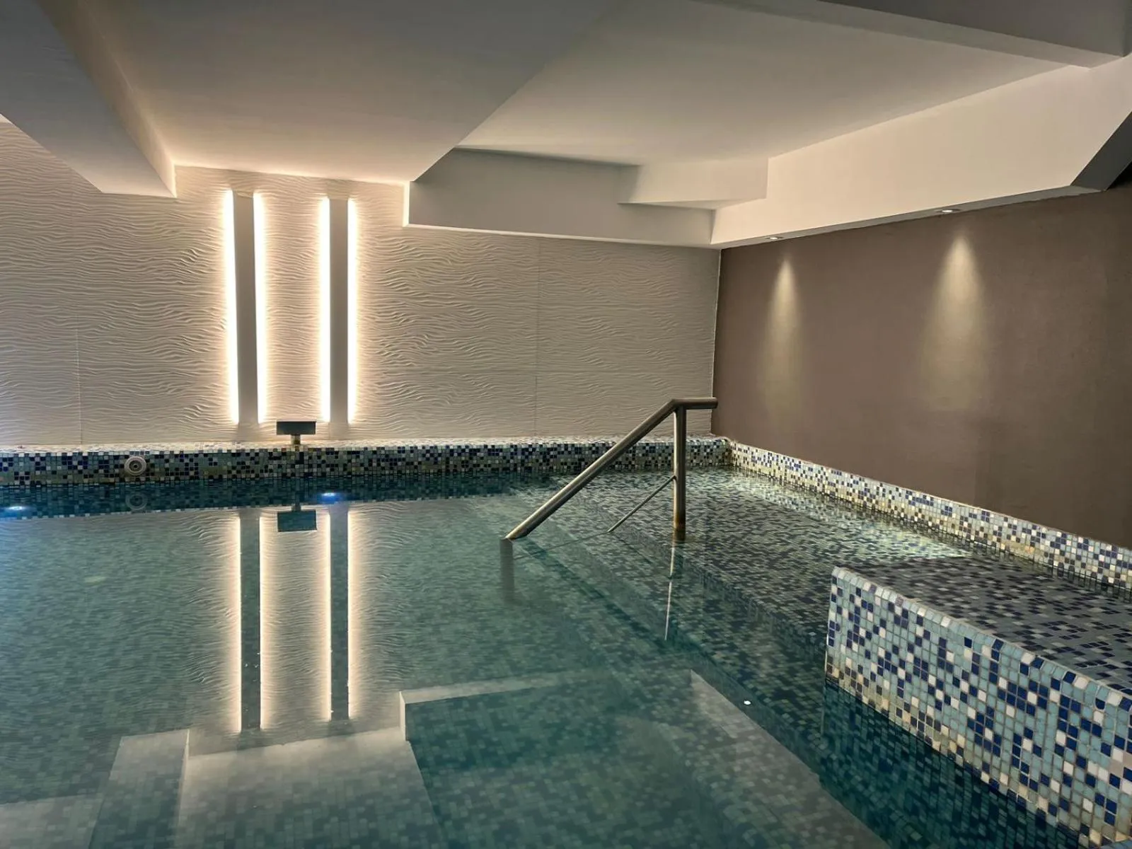 Swimming pool in Kenton Palace Bariloche