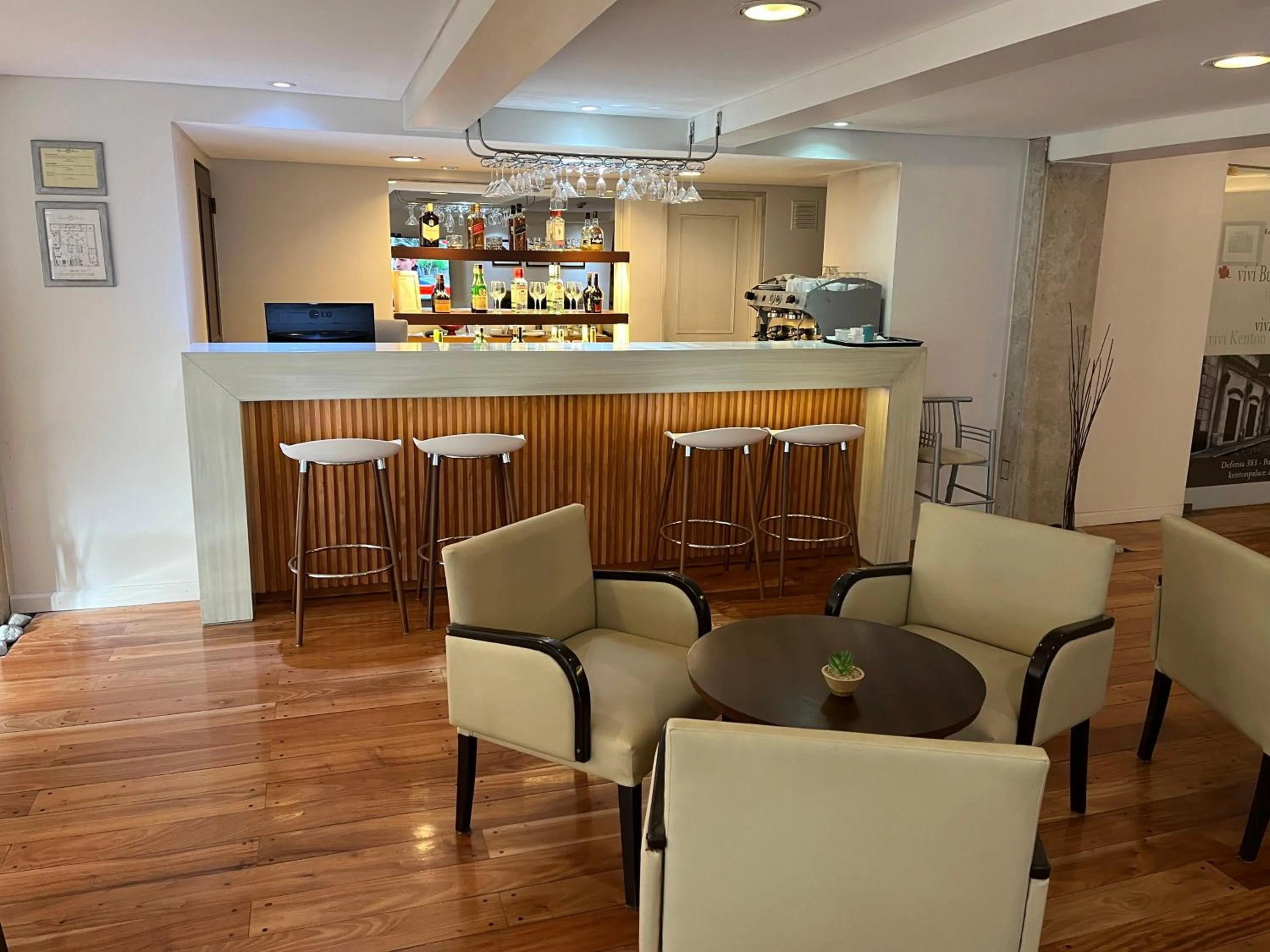 Lounge or bar in Kenton Palace Bariloche