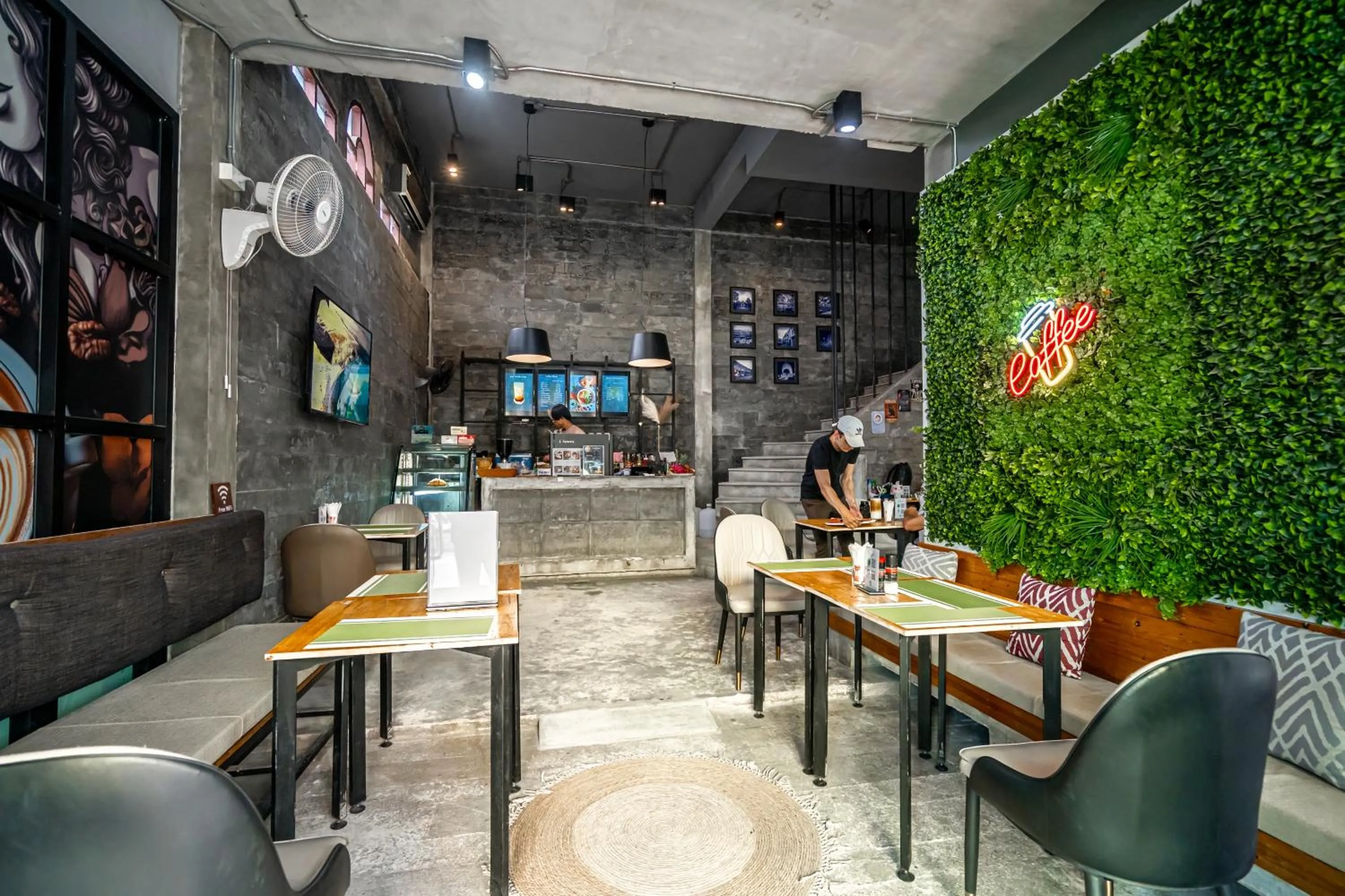 Restaurant/places to eat in UNOTEL Karon Beach