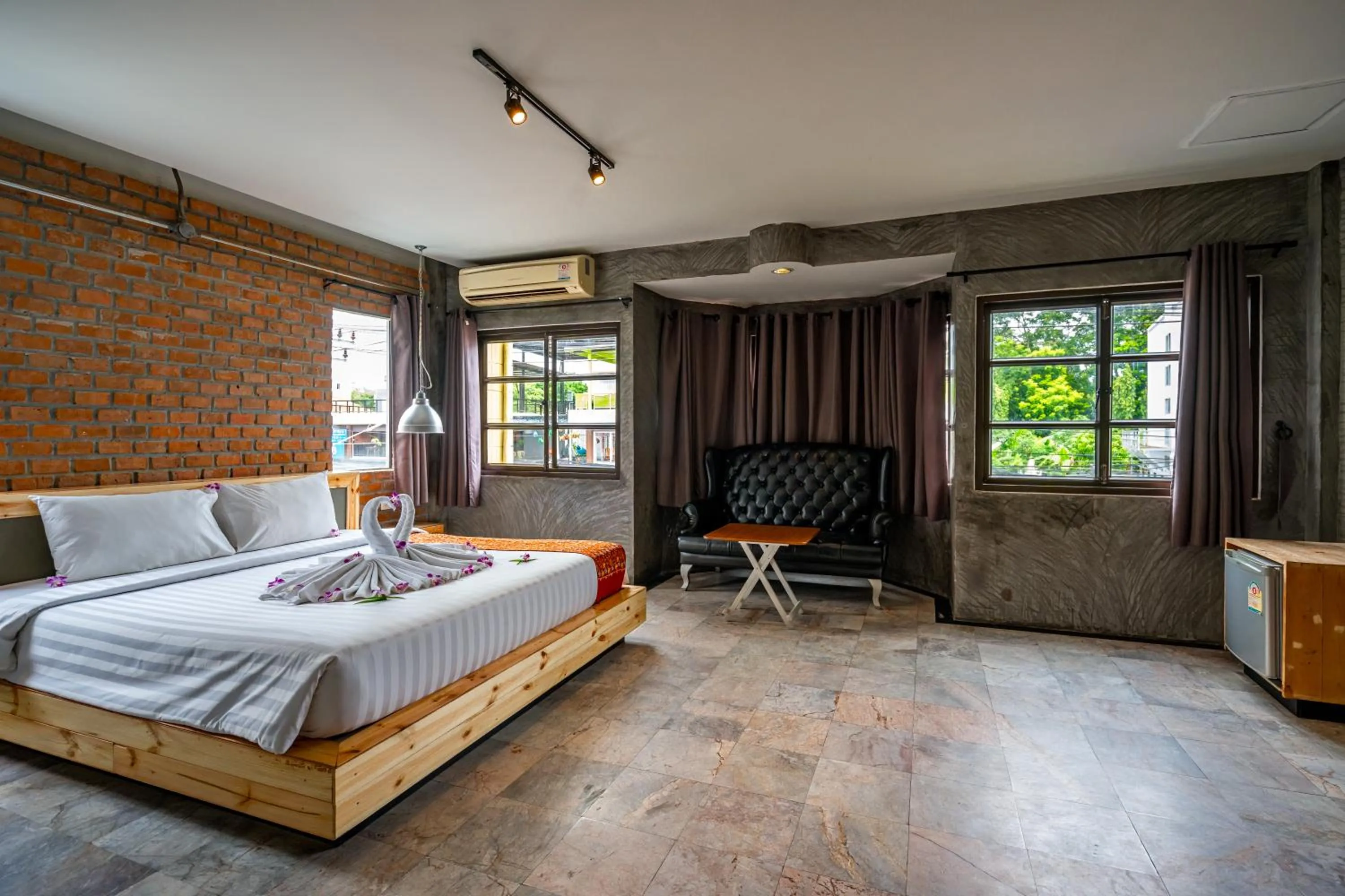 Photo of the whole room, Bed in UNOTEL Karon Beach