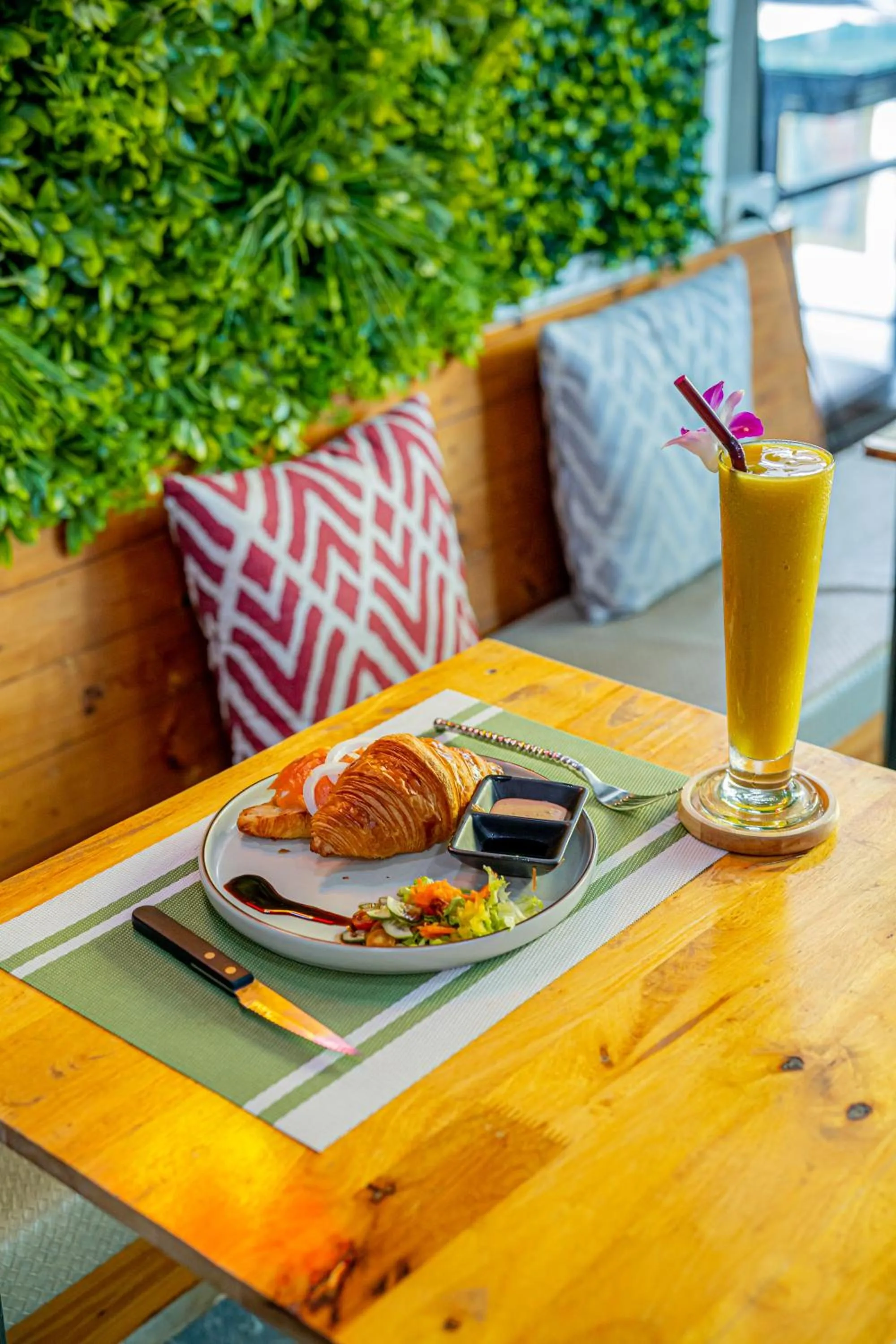 Restaurant/places to eat in UNOTEL Karon Beach