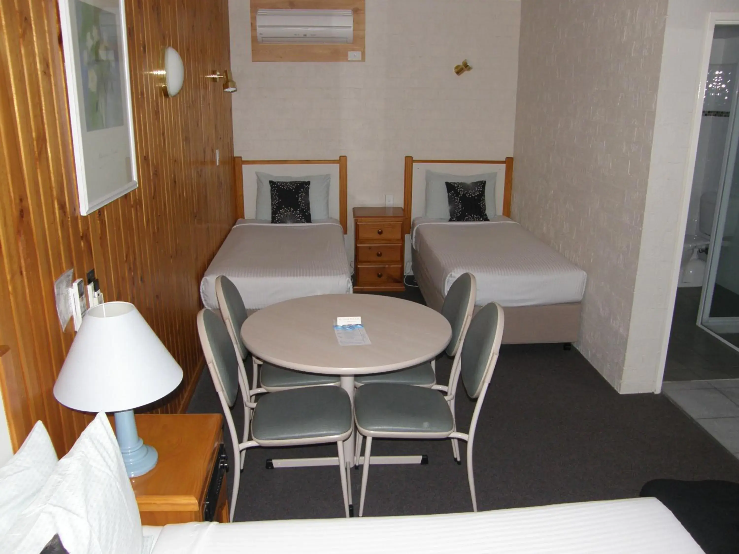 Standard Family Room in Blue Diamond Motor Inn Standard Family Room in Blue Diamond Motor Inn