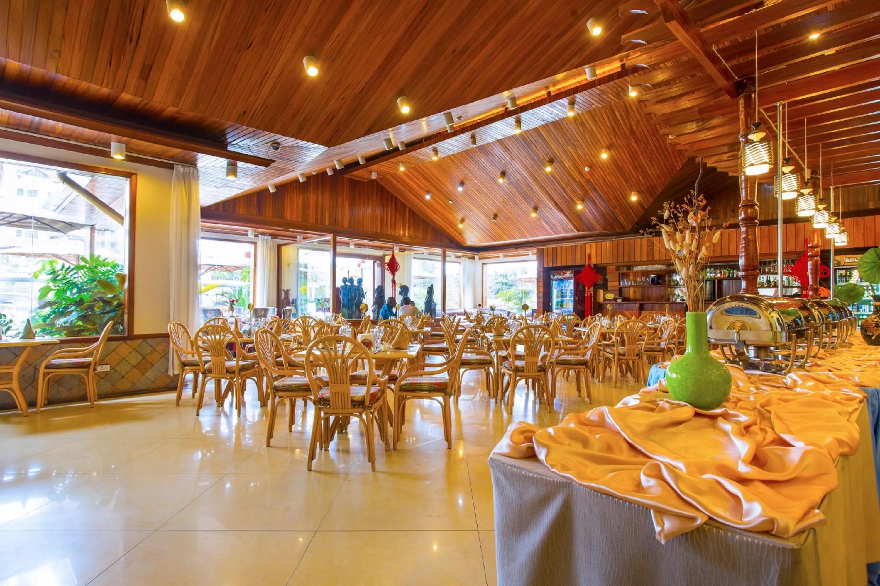 Restaurant/places to eat in Eastland Hotel