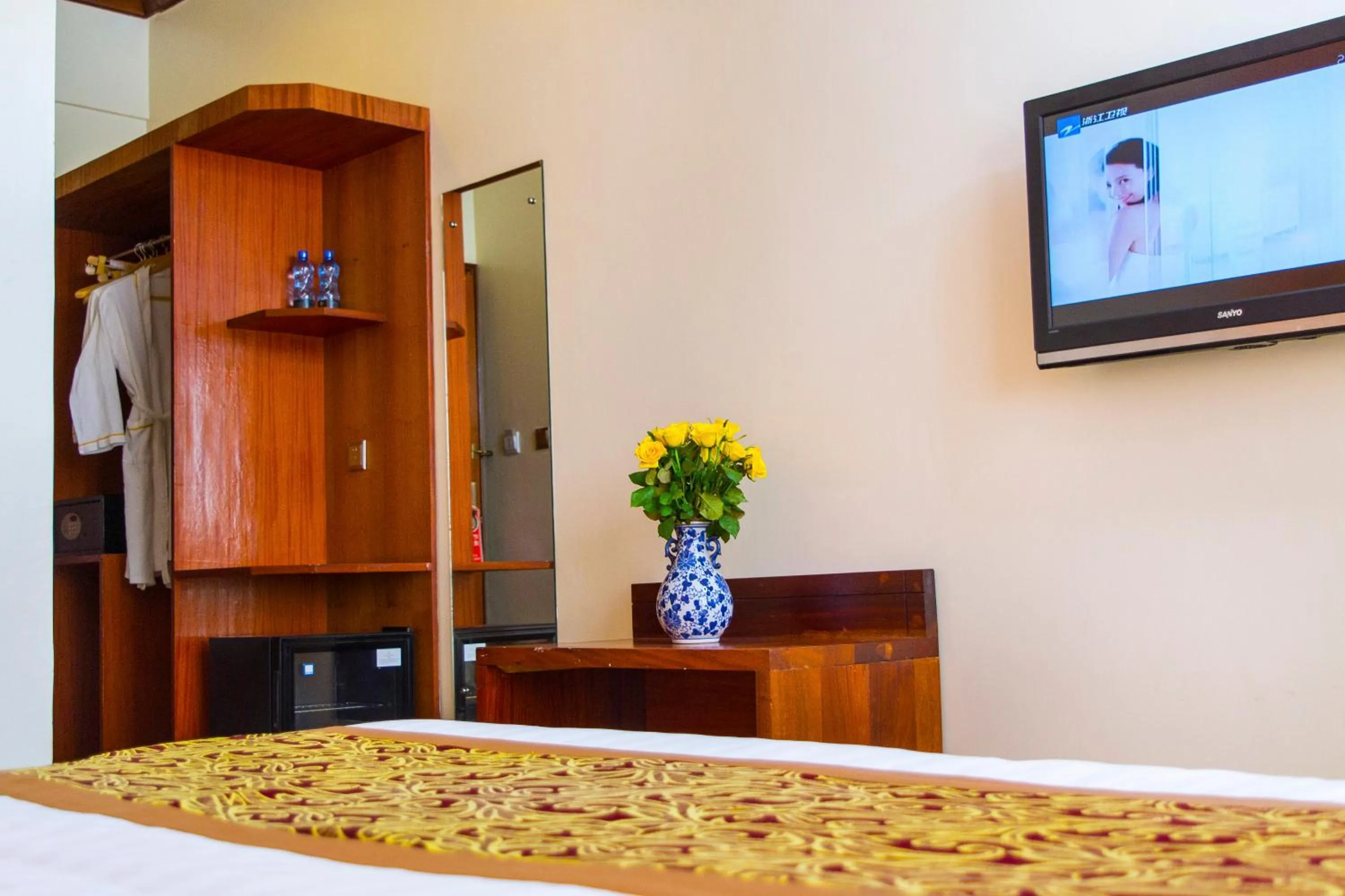 wardrobe in Eastland Hotel