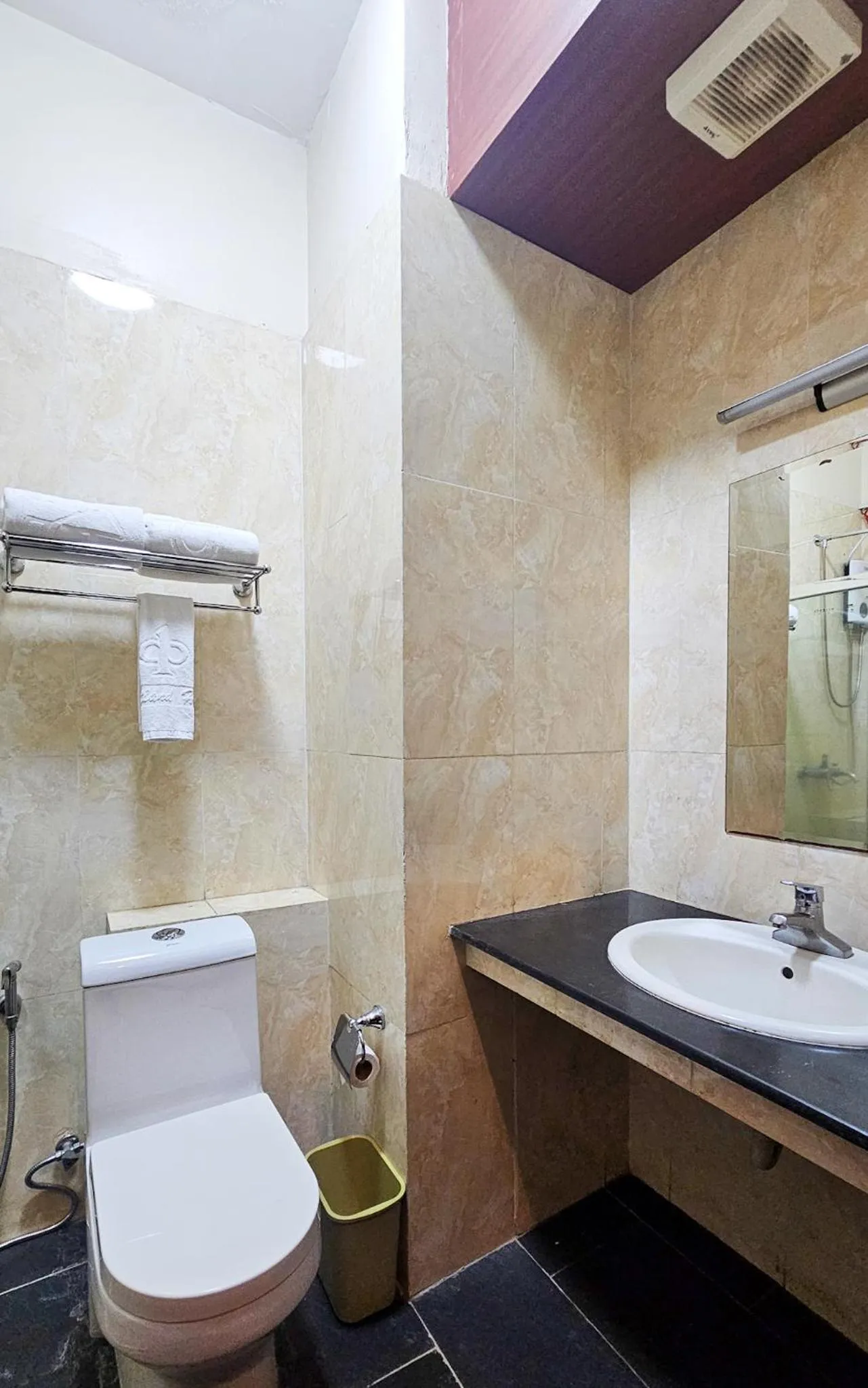 Toilet in Eastland Hotel