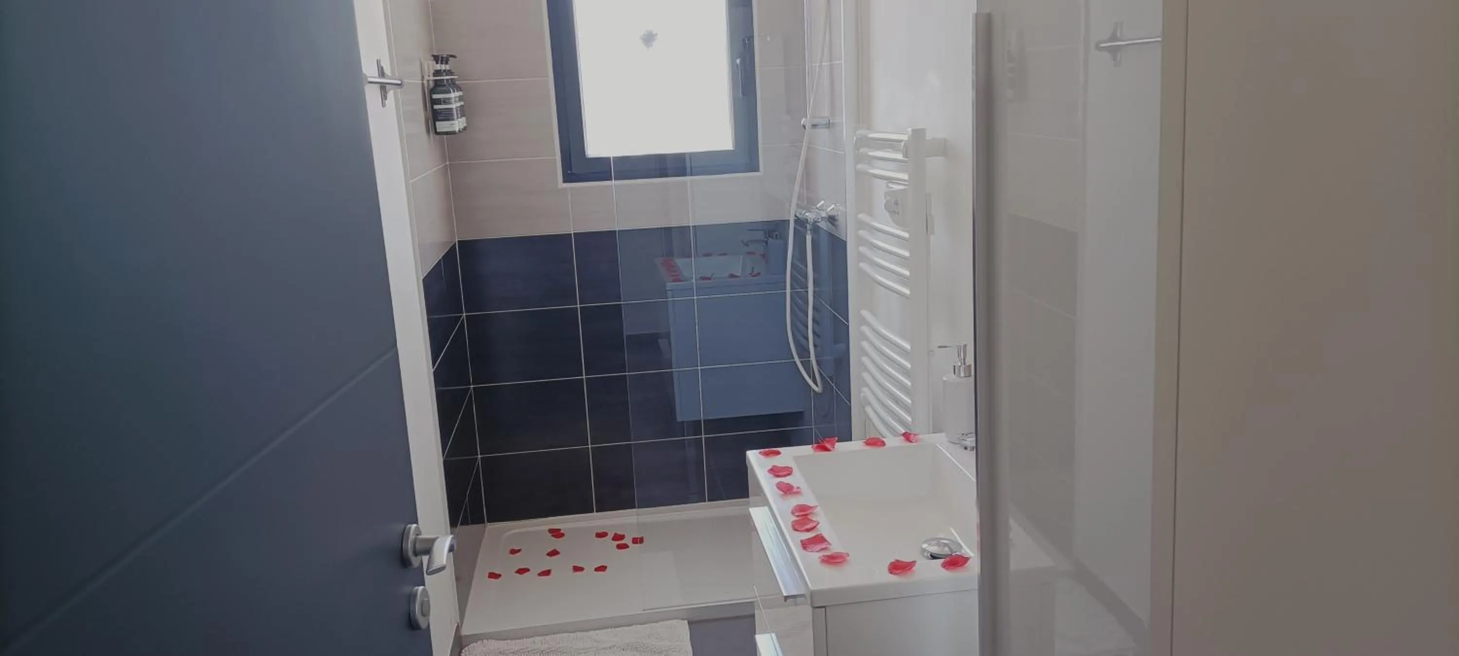 Bathroom in CHAMBRE COSY Adults only
