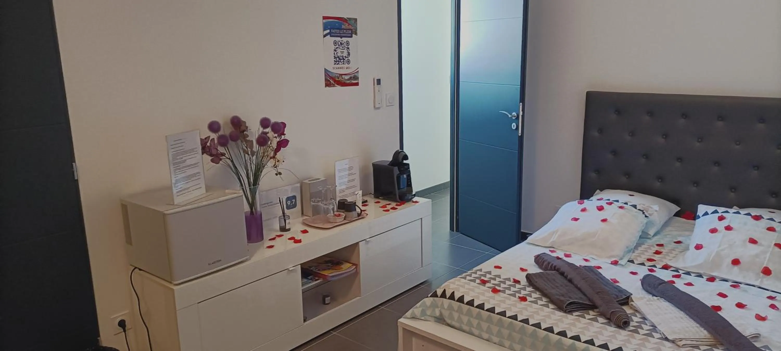Photo of the whole room, Bed in CHAMBRE COSY Adults only