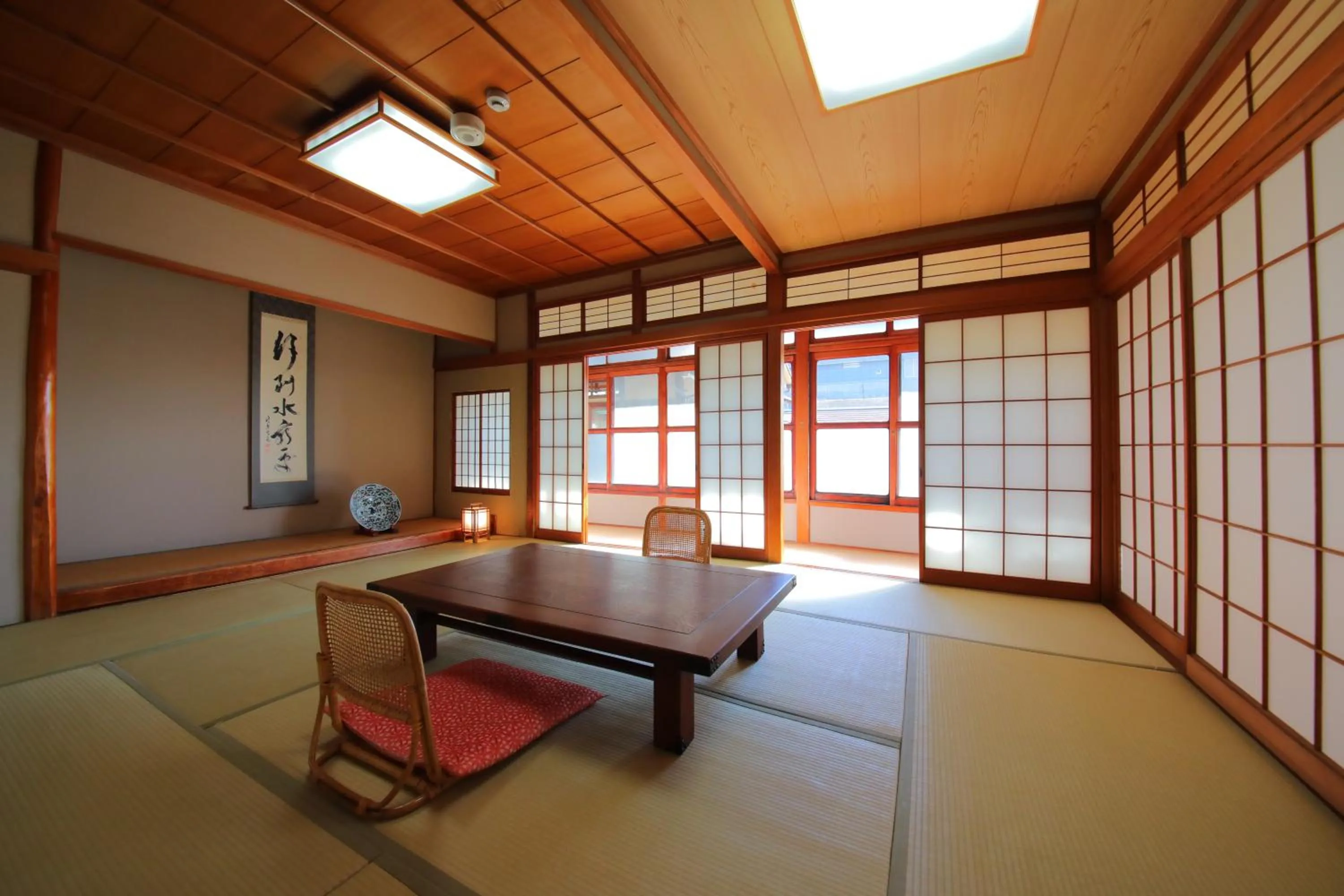 Photo of the whole room in Dougoya