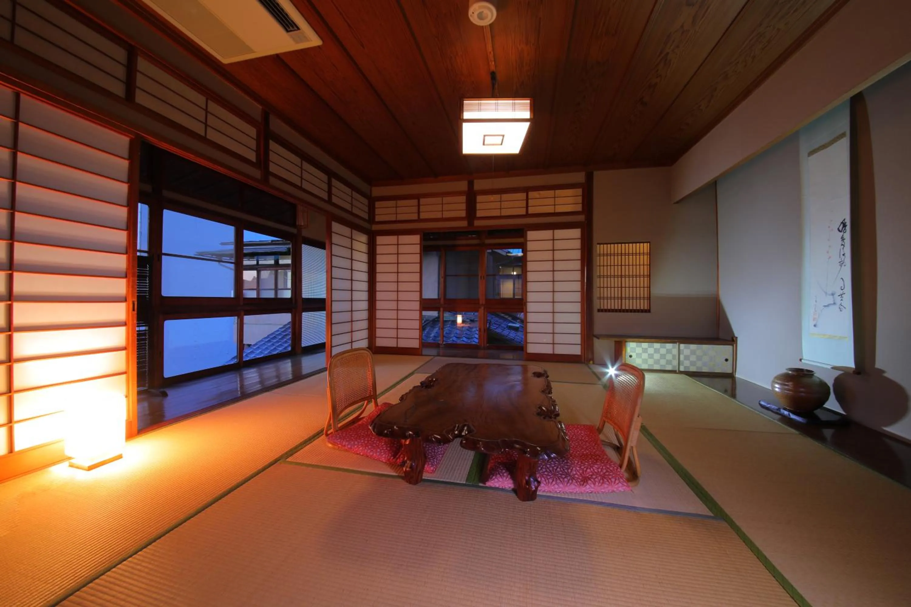 Photo of the whole room in Dougoya