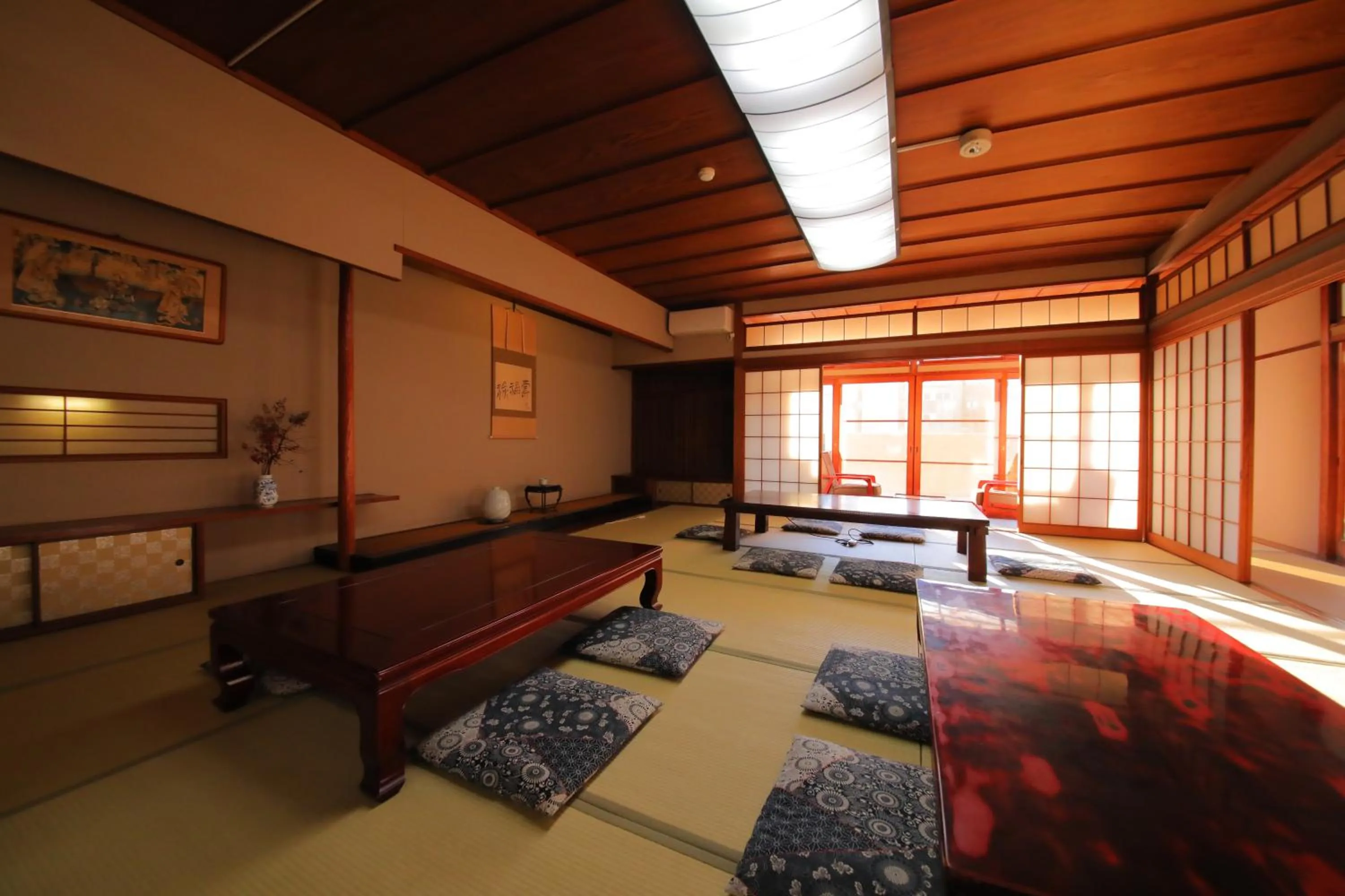 Communal lounge/ TV room, Bed in Dougoya