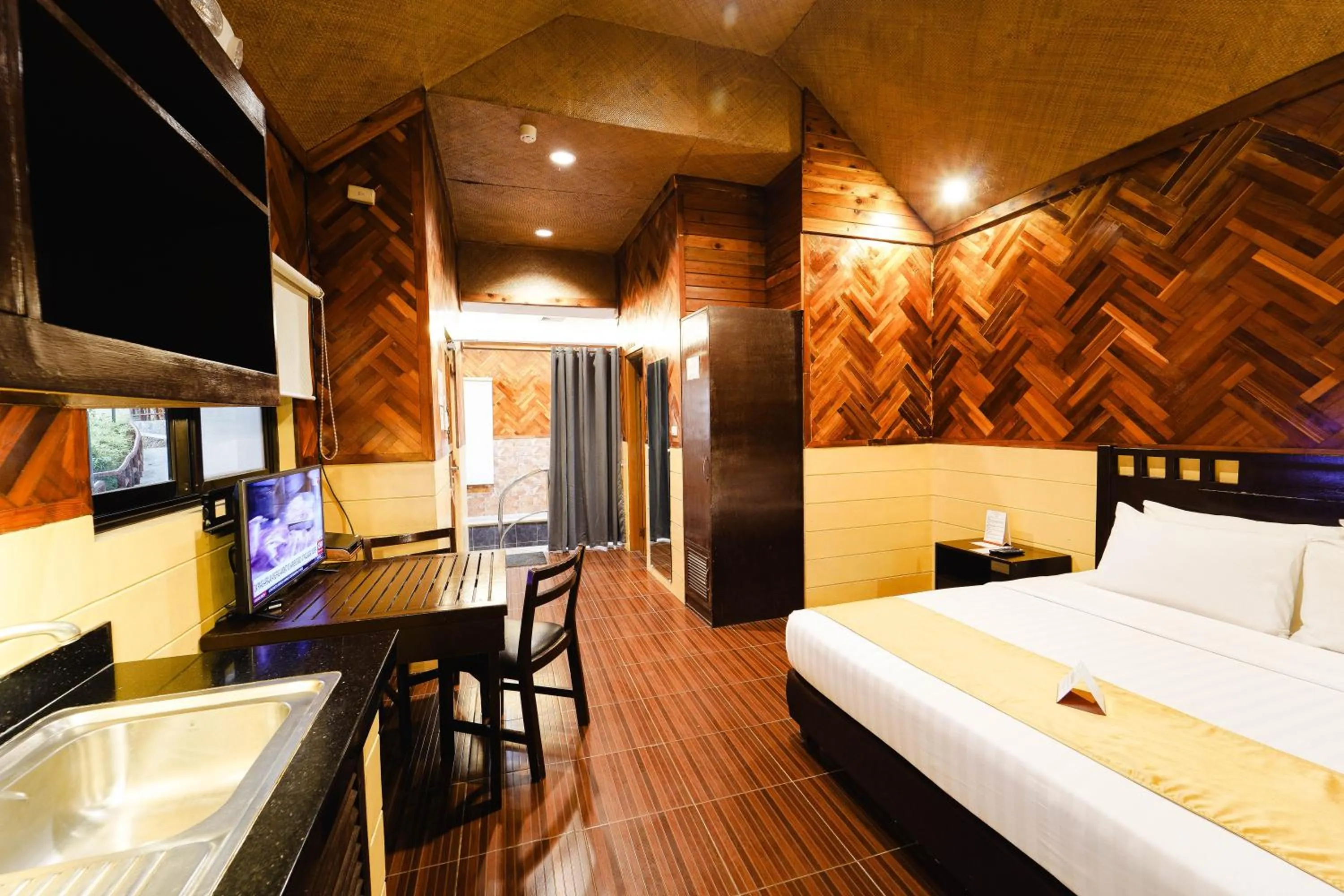 Bed in Sol Y Viento Mountain Hot Springs Resort