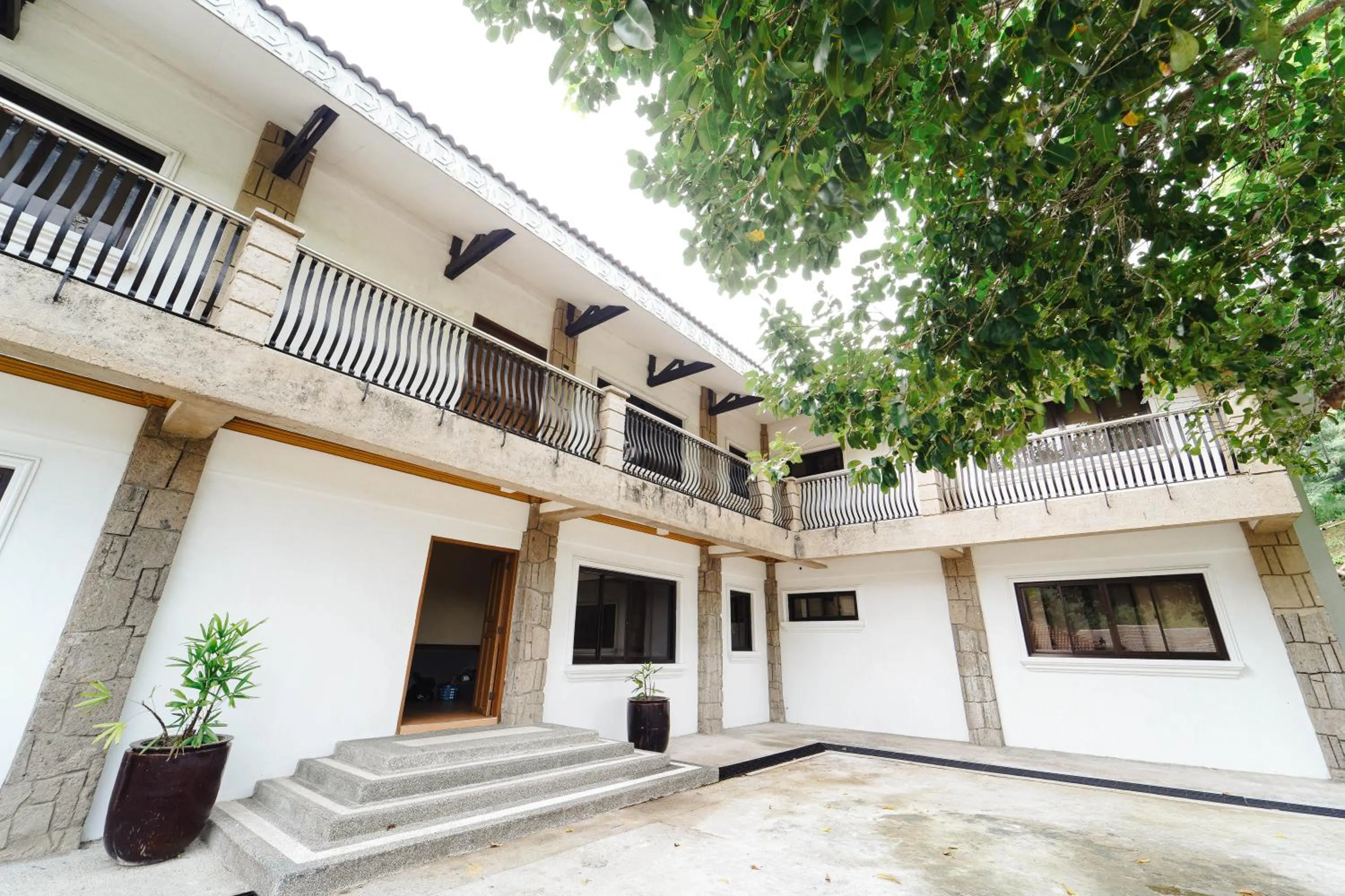 Property building in Sol Y Viento Mountain Hot Springs Resort