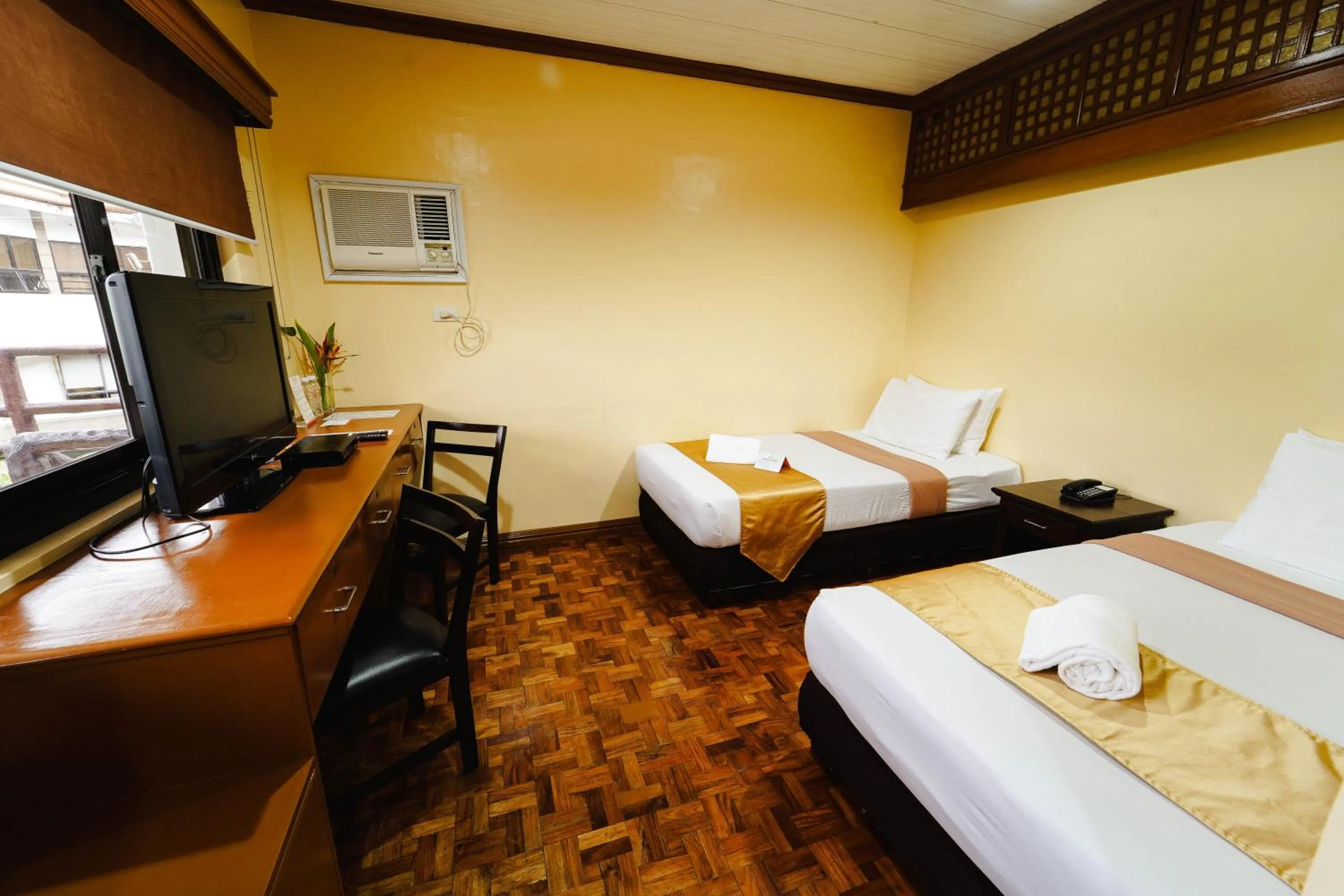 Bed in Sol Y Viento Mountain Hot Springs Resort