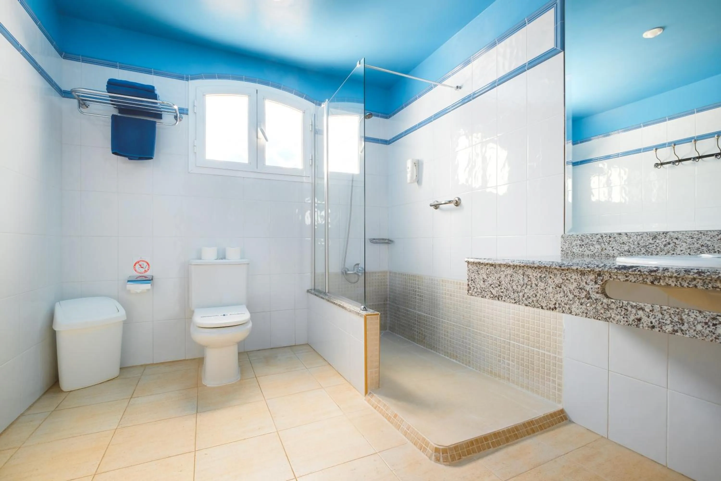 Bathroom in Apartamentos LIVVO Coloradamar