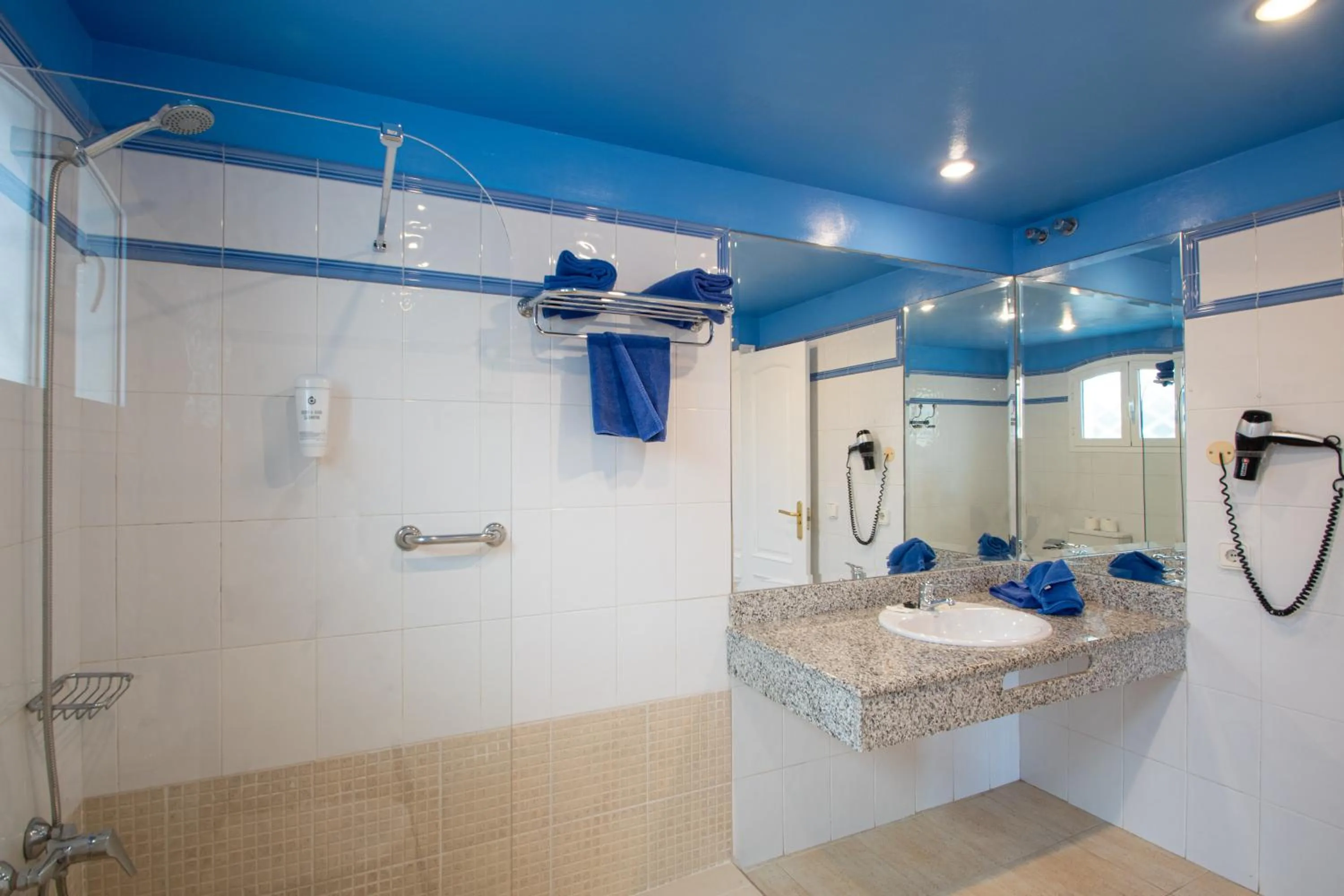 Bathroom in Apartamentos LIVVO Coloradamar