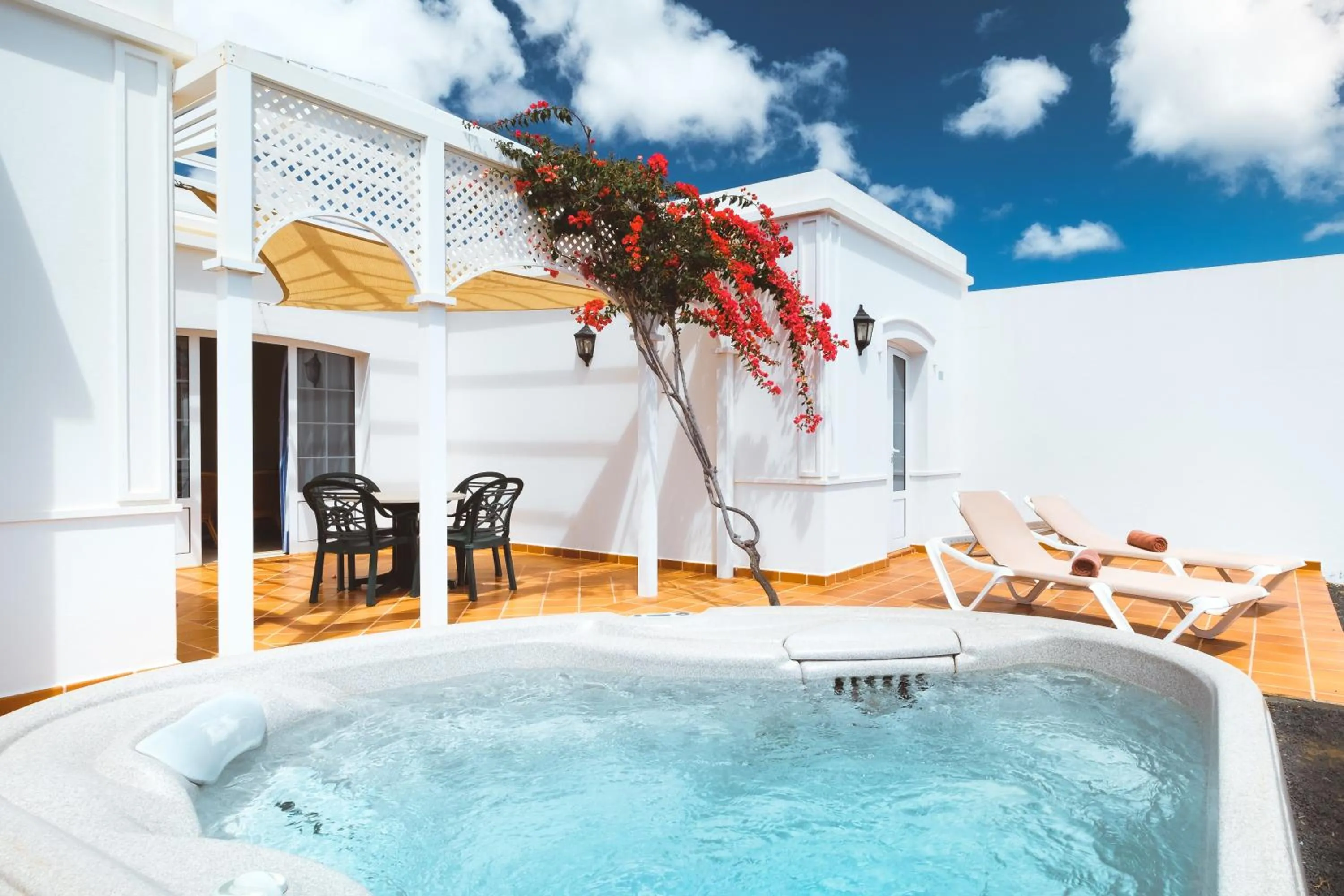 Hot Tub in Apartamentos LIVVO Coloradamar