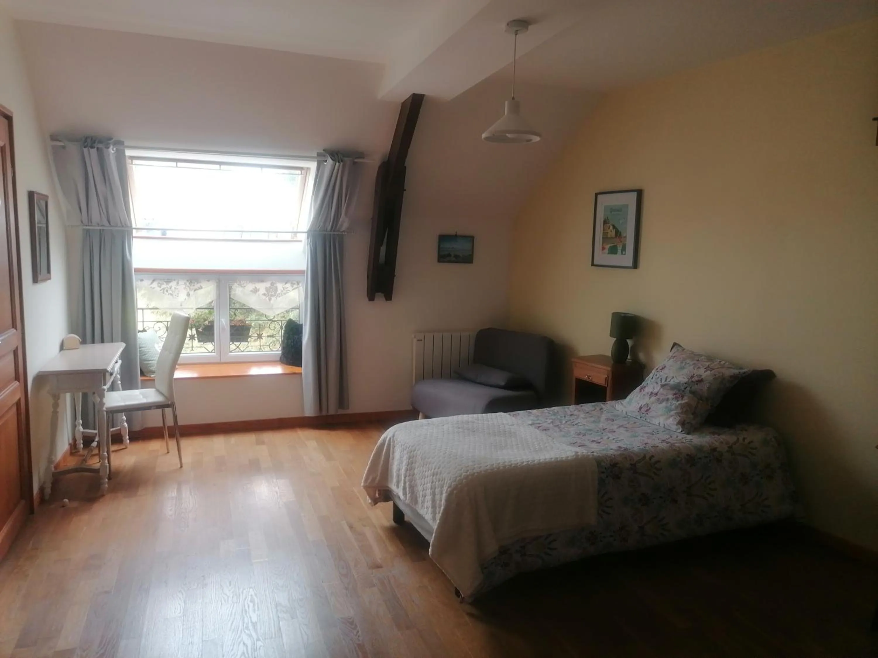 Bedroom, Bed in La Parisiere