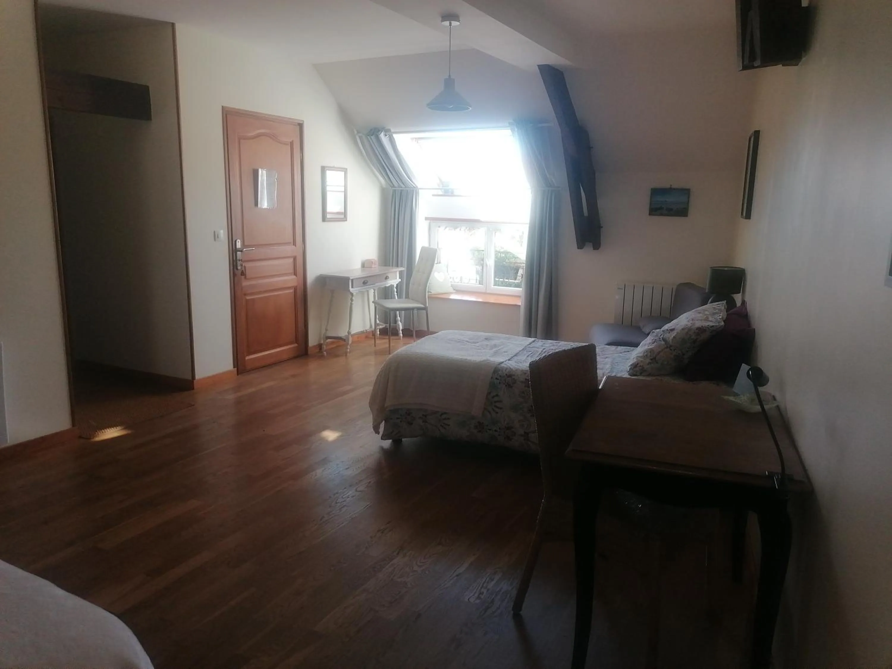 Bedroom, Bed in La Parisiere