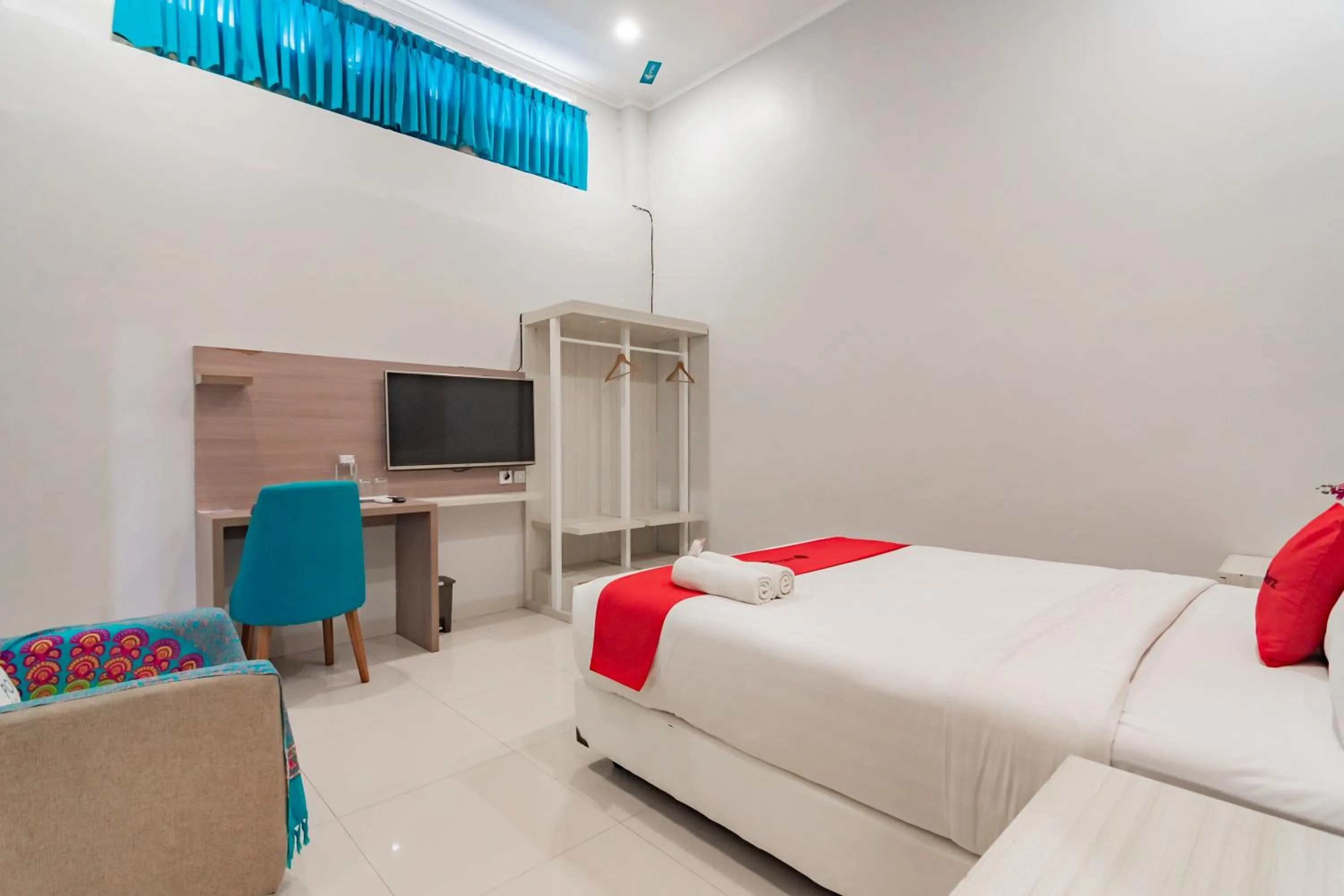 Bedroom, Bed in RedDoorz Plus @ Point Phila Cihampelas