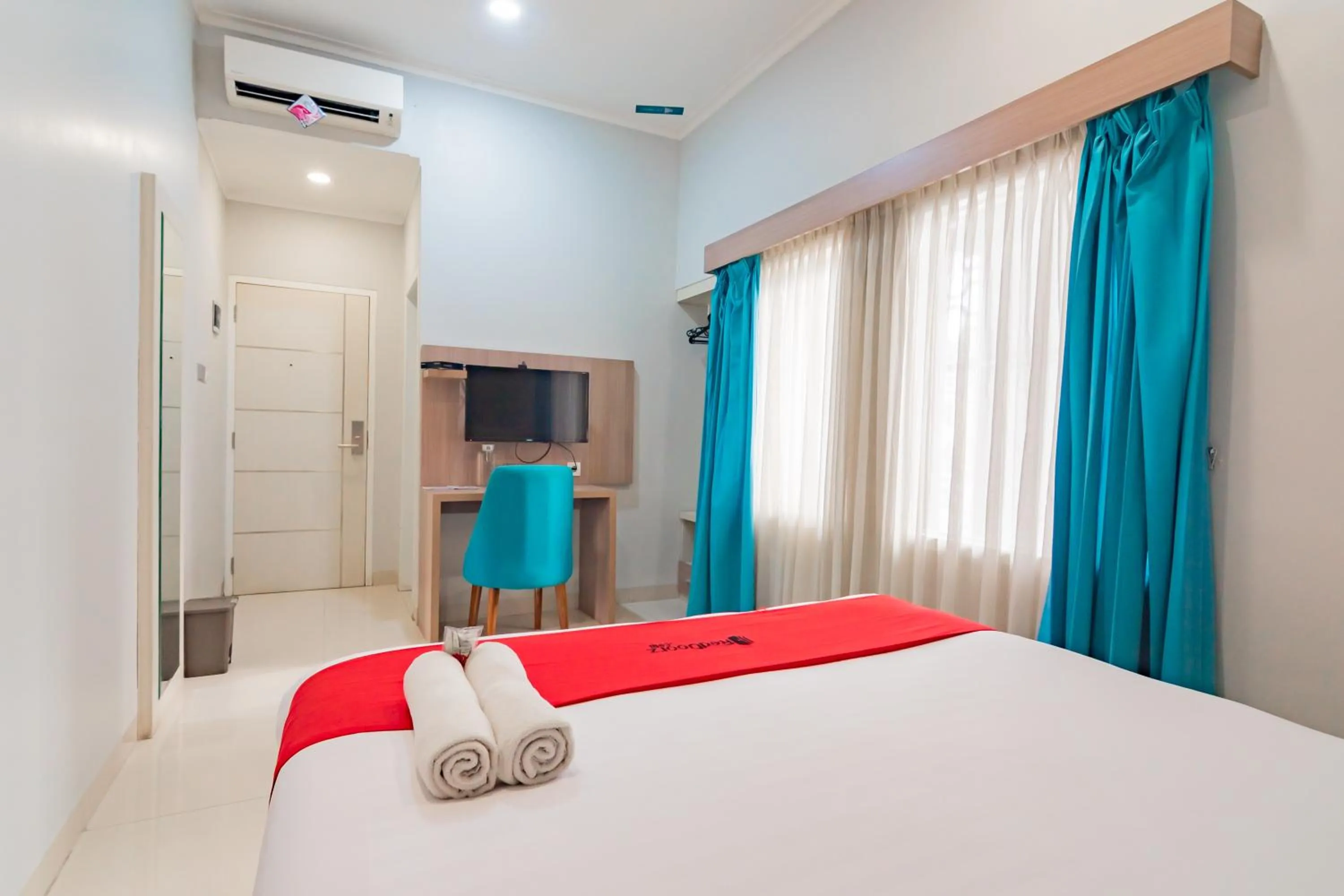 Bedroom, Bed in RedDoorz Plus @ Point Phila Cihampelas