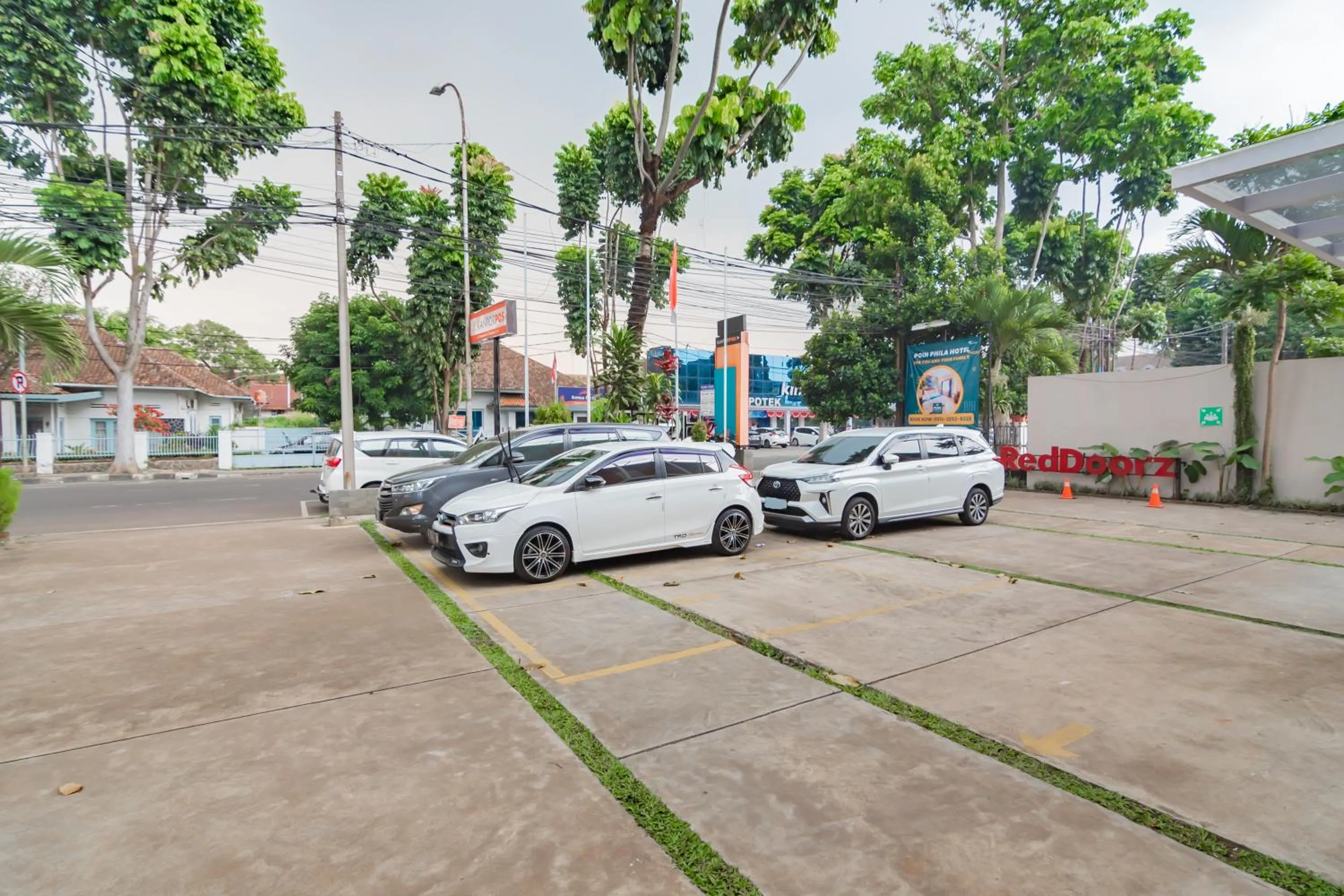 Property building in RedDoorz Plus @ Point Phila Cihampelas