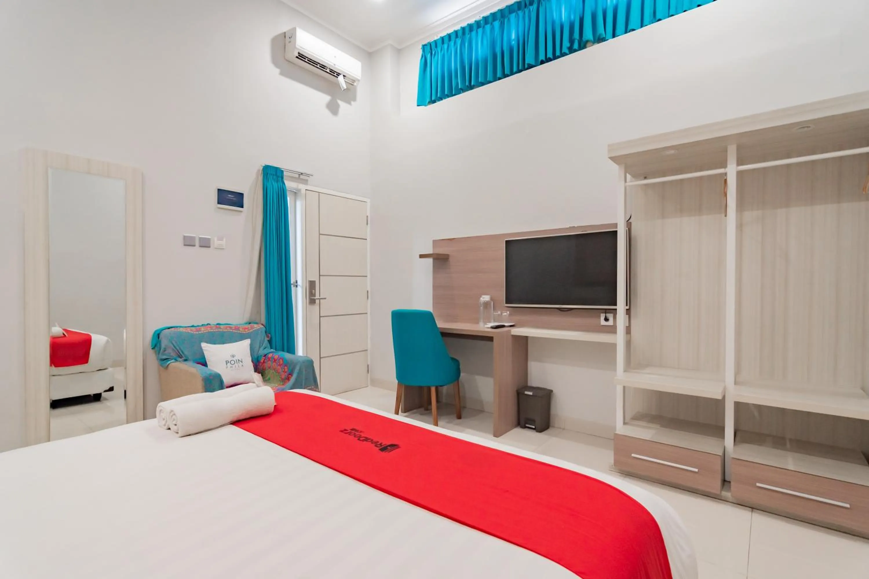 Bedroom, Bed in RedDoorz Plus @ Point Phila Cihampelas