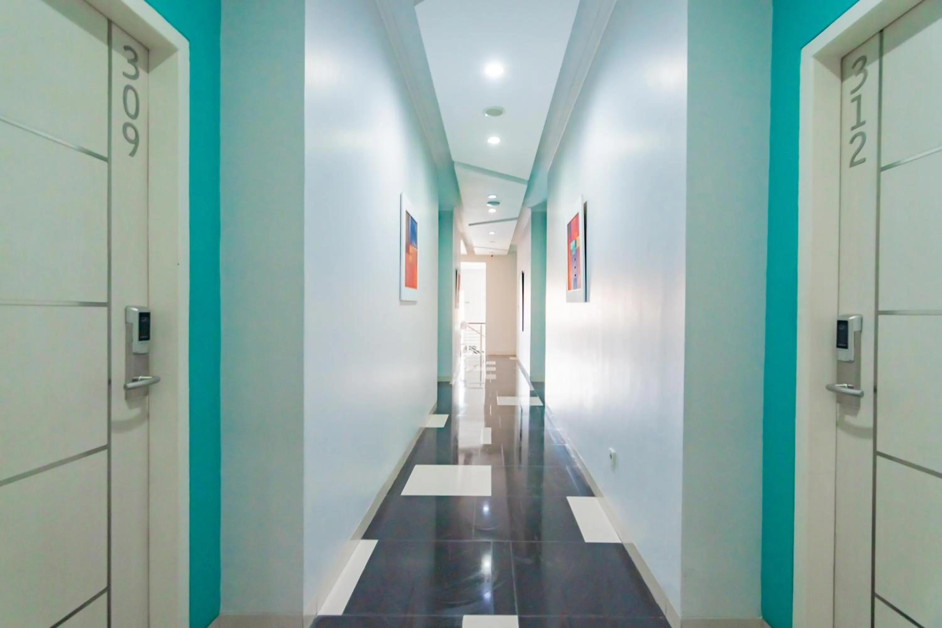 Property building in RedDoorz Plus @ Point Phila Cihampelas