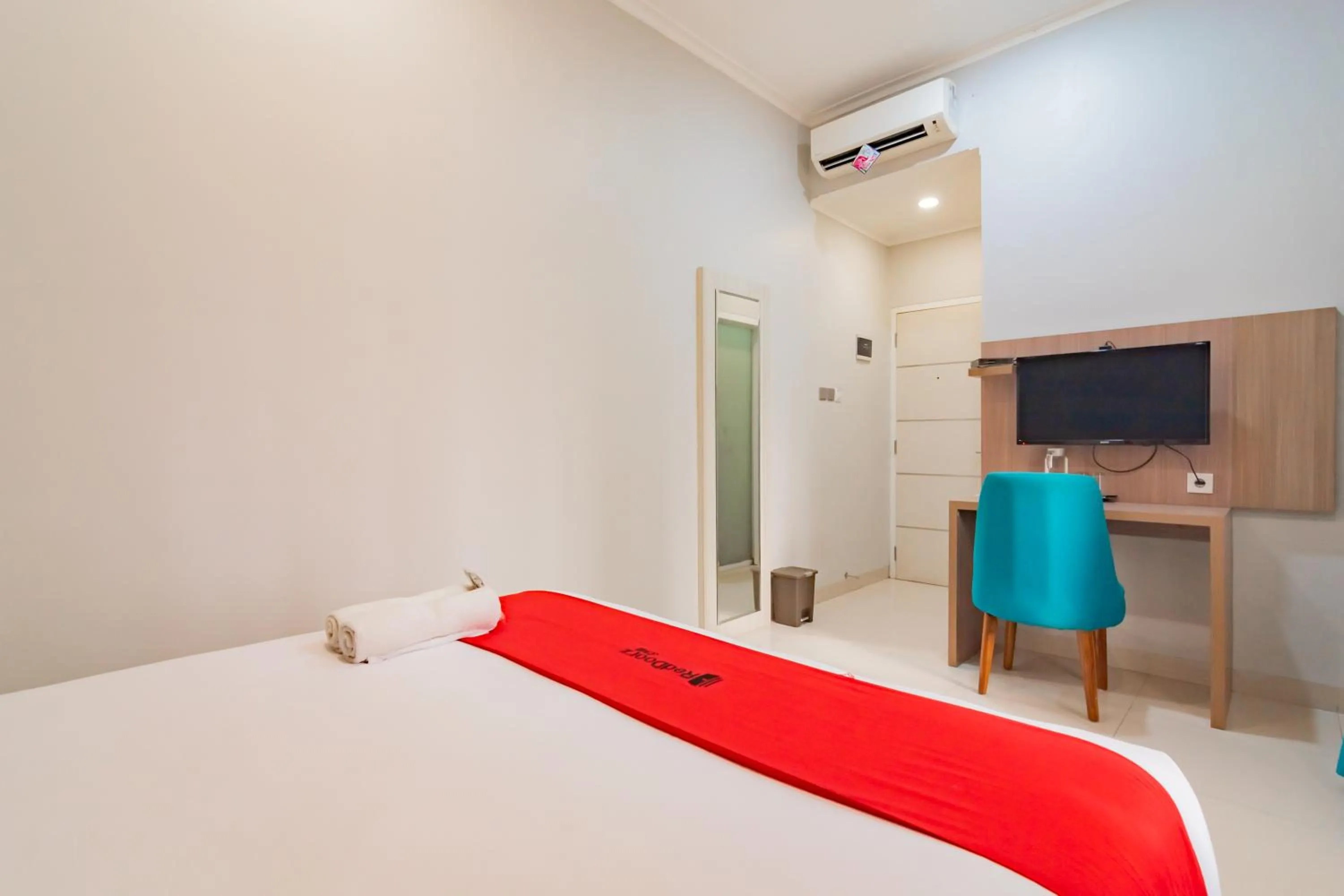 Bedroom, Bed in RedDoorz Plus @ Point Phila Cihampelas