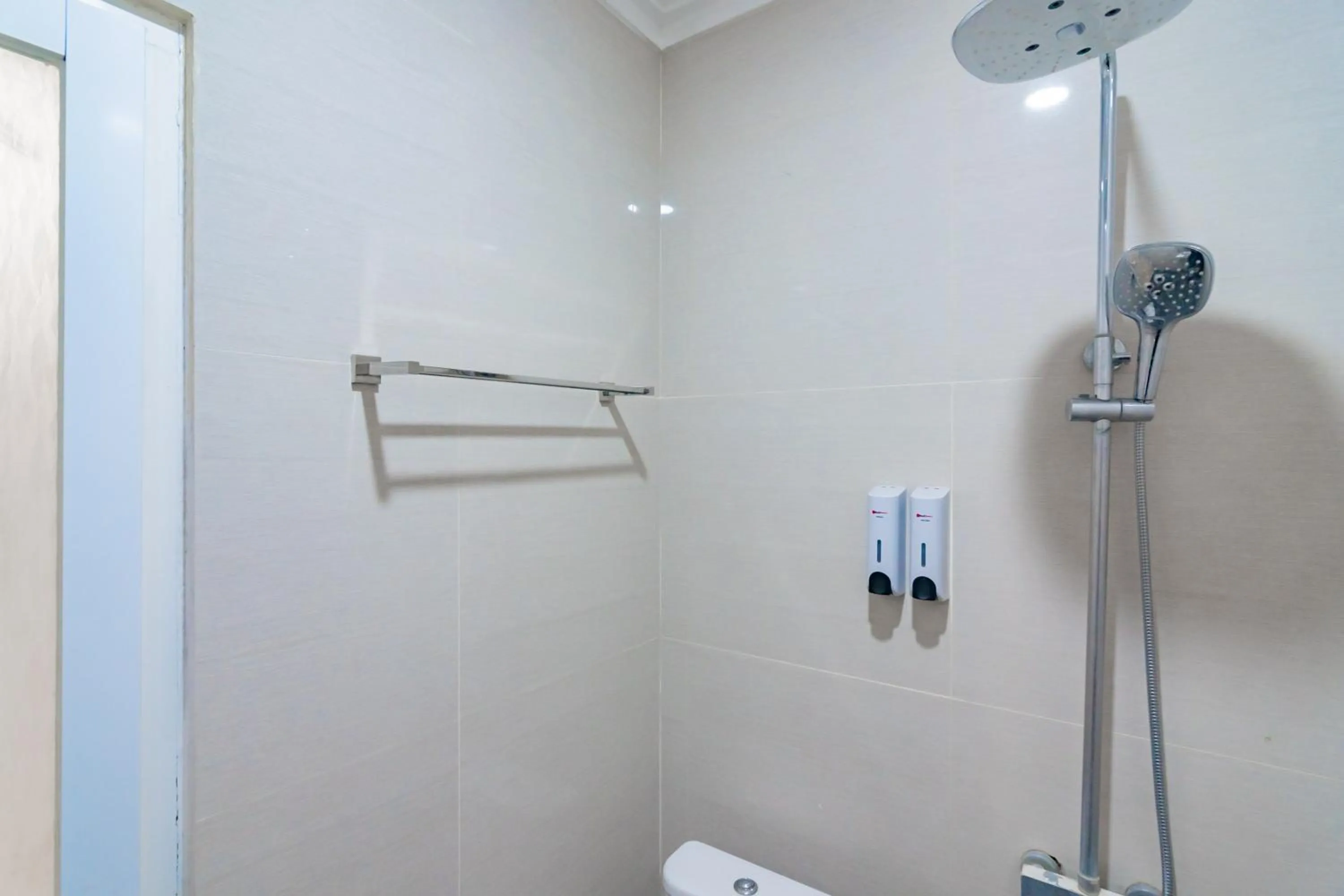 Bathroom in RedDoorz Plus @ Point Phila Cihampelas