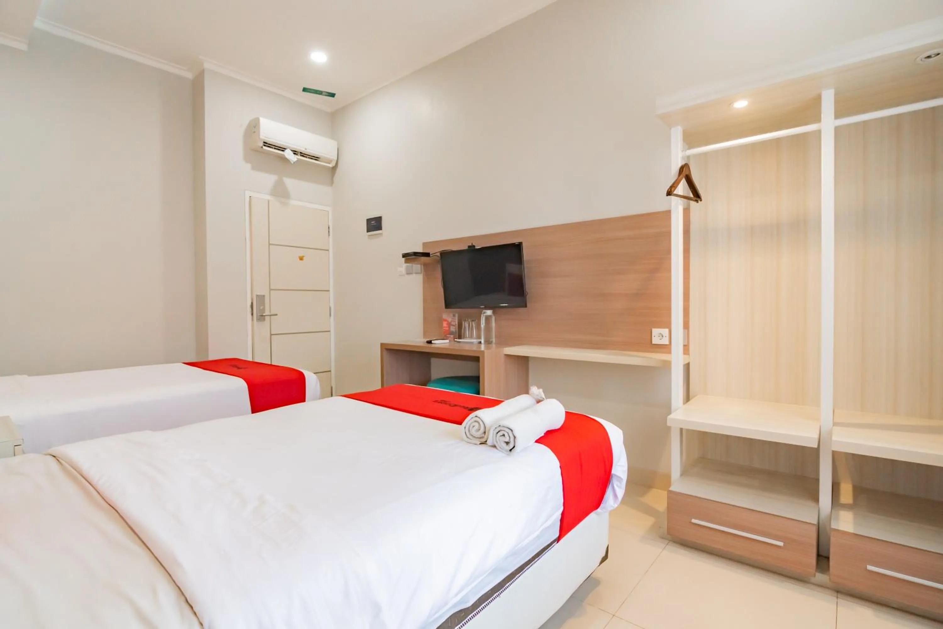 Bedroom, Bed in RedDoorz Plus @ Point Phila Cihampelas