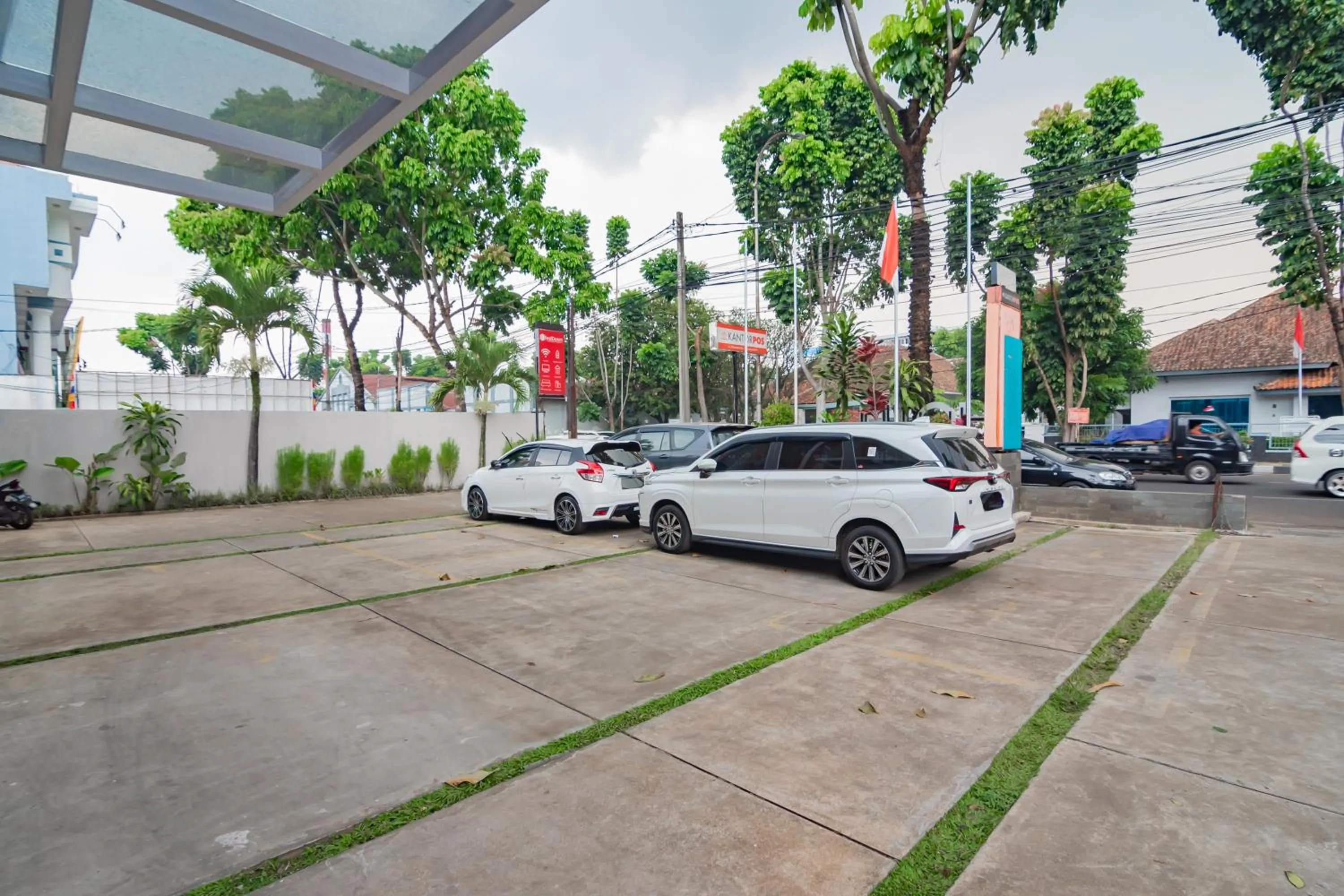 Property building in RedDoorz Plus @ Point Phila Cihampelas