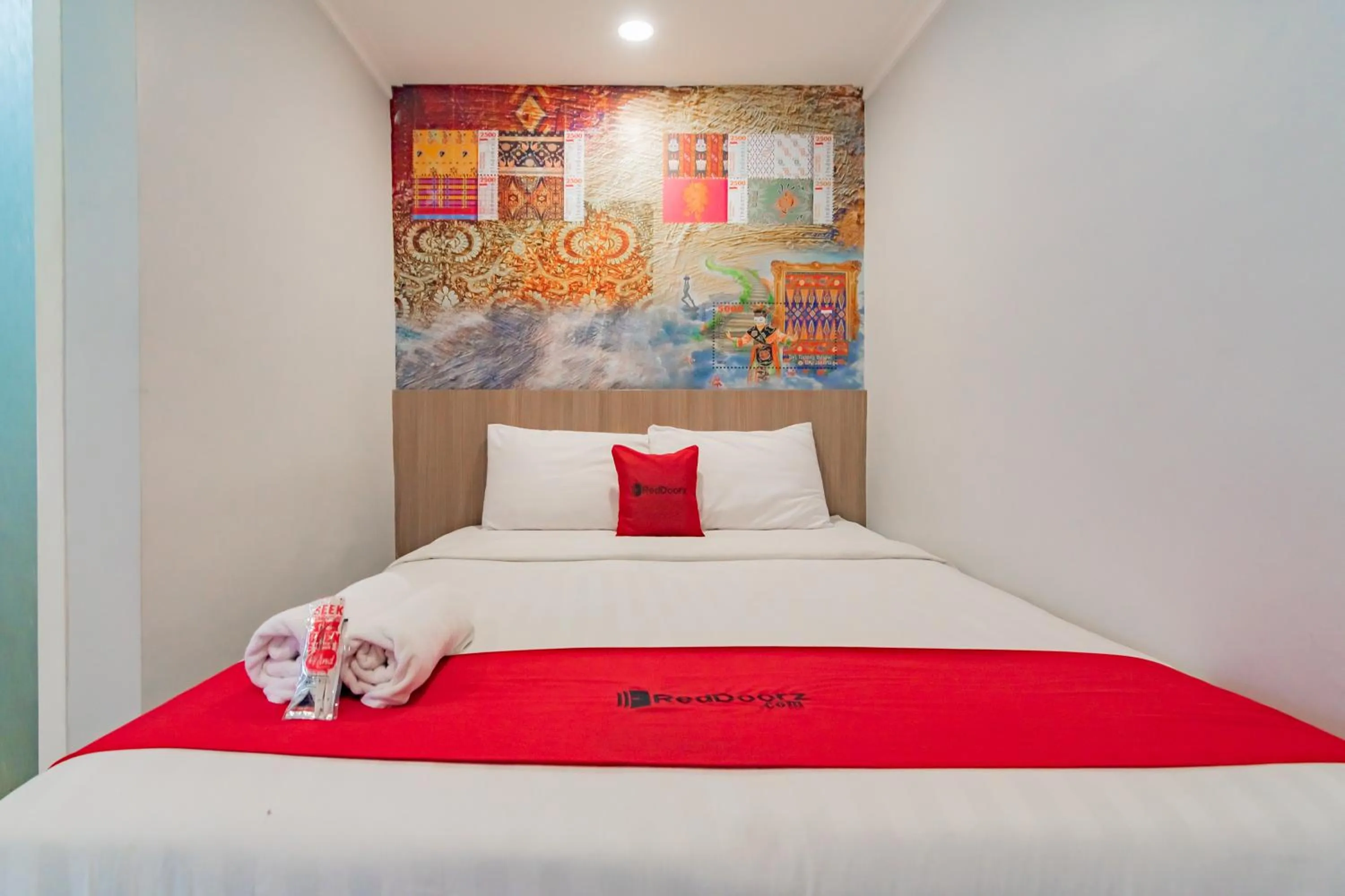 Bedroom, Bed in RedDoorz Plus @ Point Phila Cihampelas