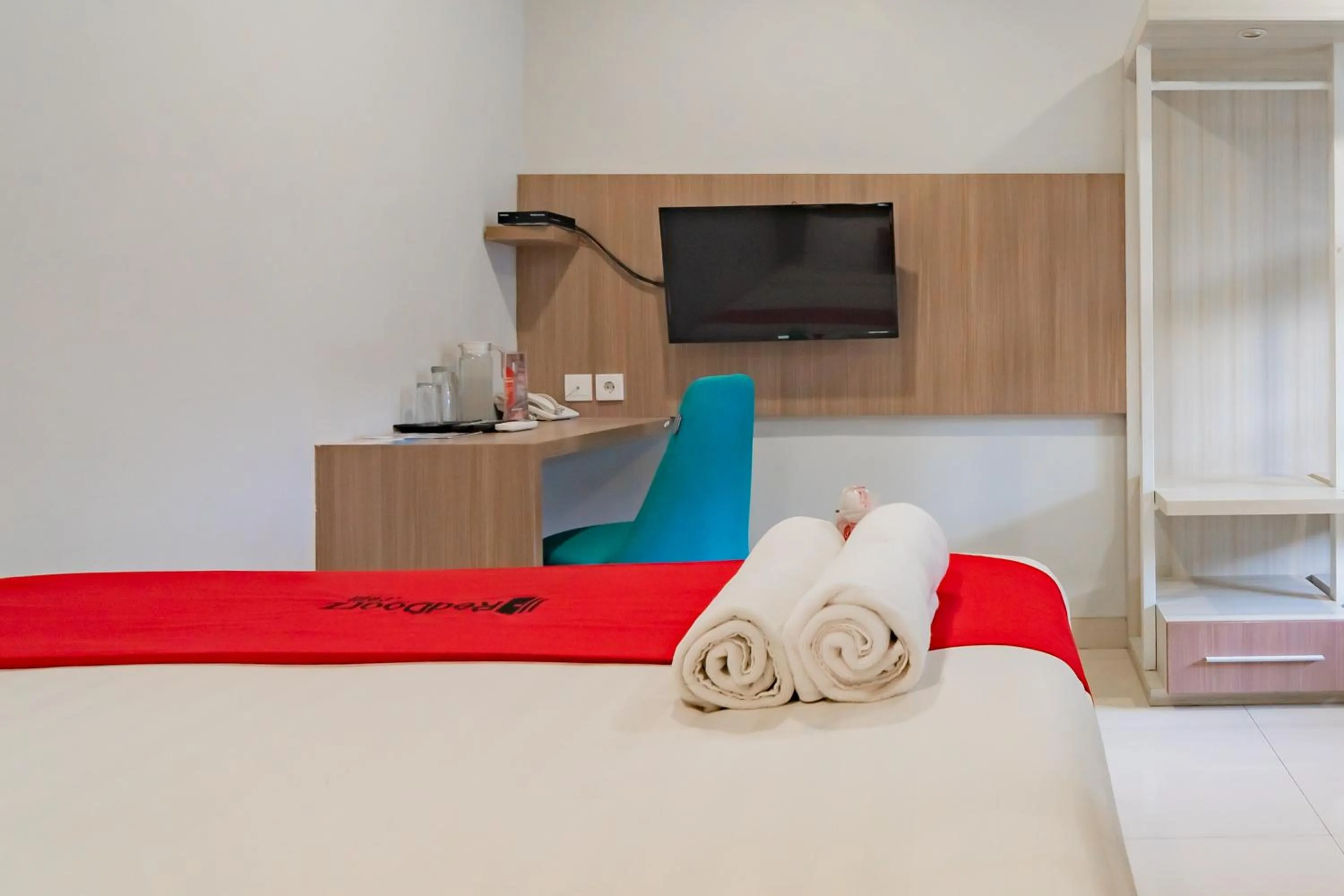 Bedroom, Bed in RedDoorz Plus @ Point Phila Cihampelas