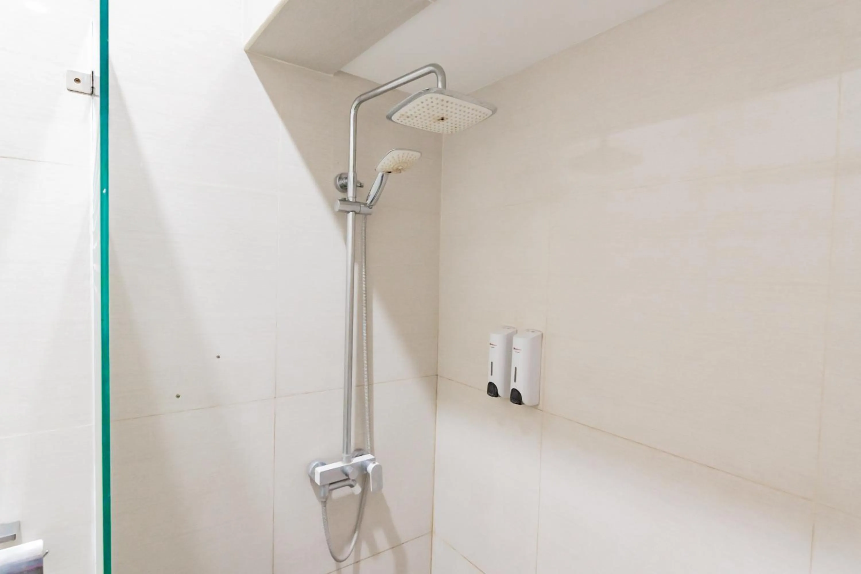 Bathroom in RedDoorz Plus @ Point Phila Cihampelas