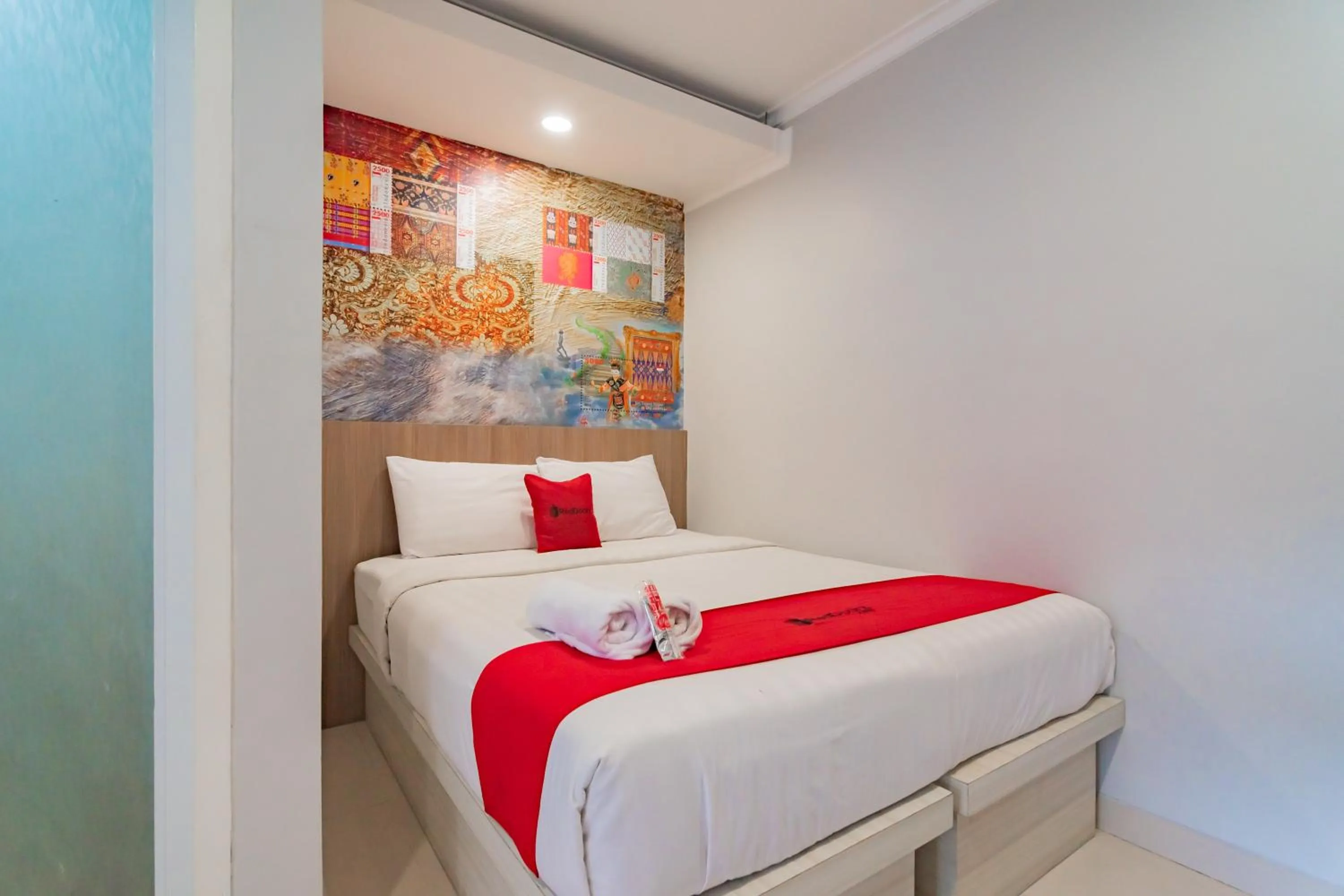 Bedroom, Bed in RedDoorz Plus @ Point Phila Cihampelas