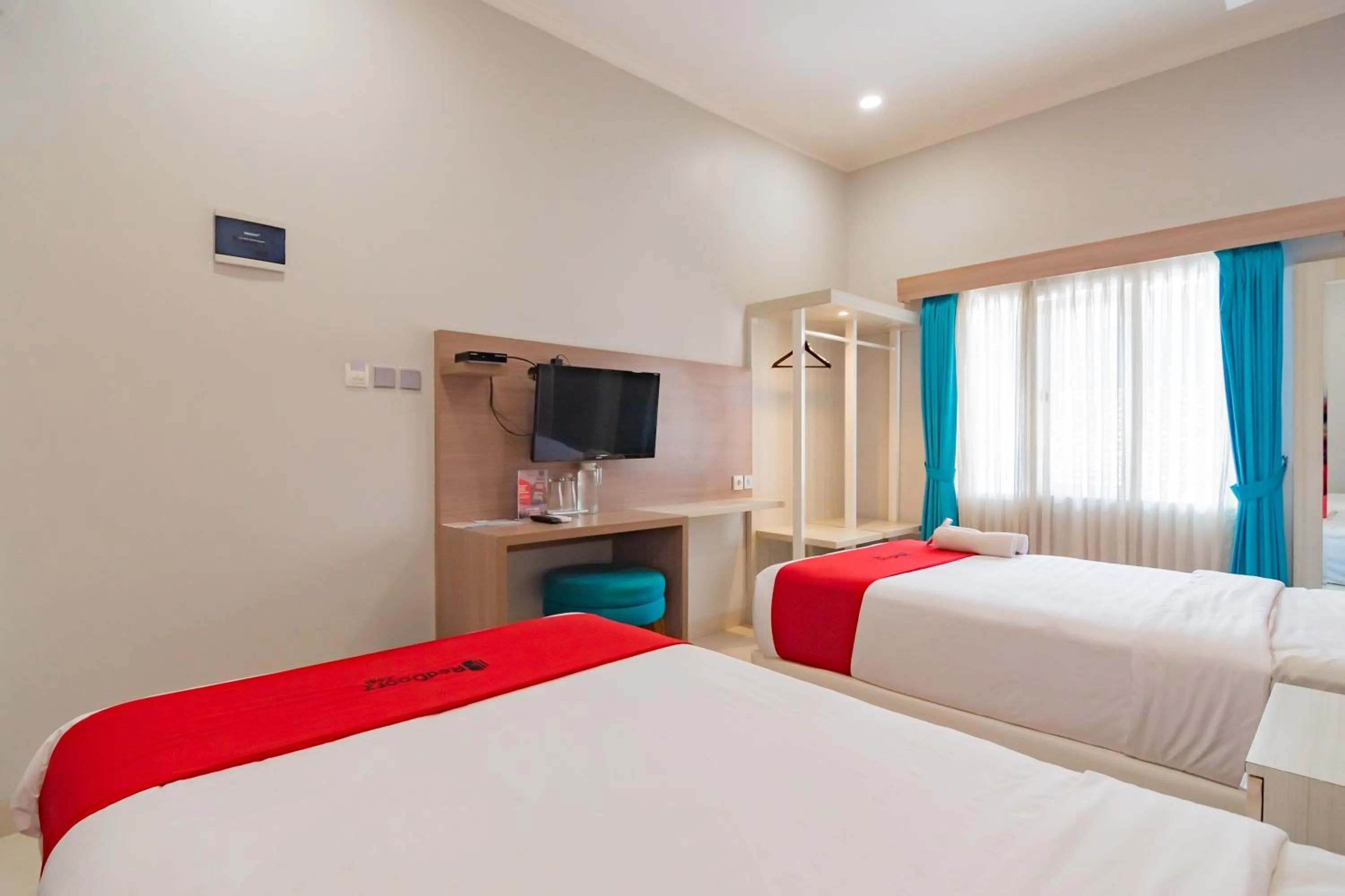 Bedroom, Bed in RedDoorz Plus @ Point Phila Cihampelas