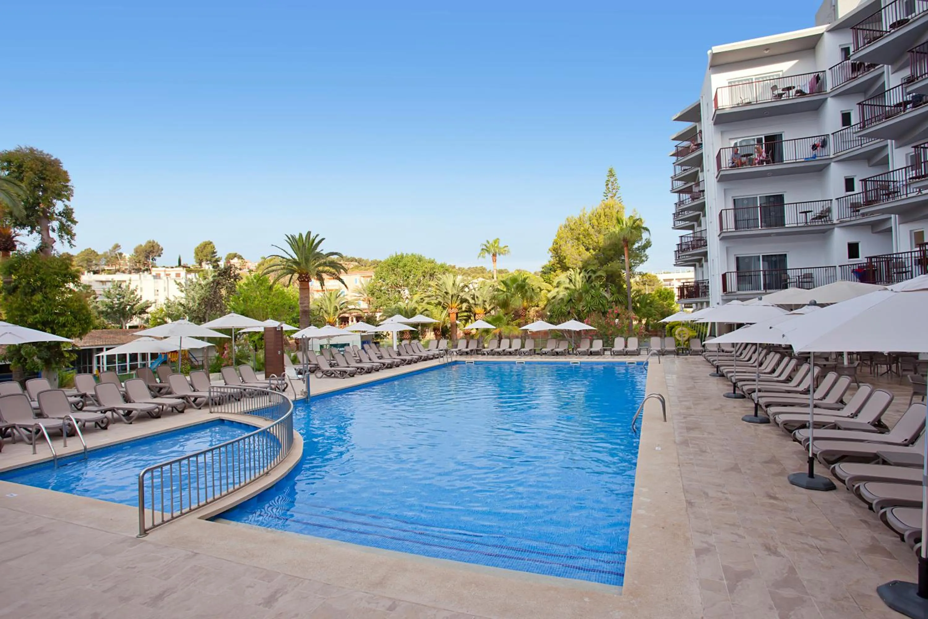 Swimming pool in FERGUS Bermudas