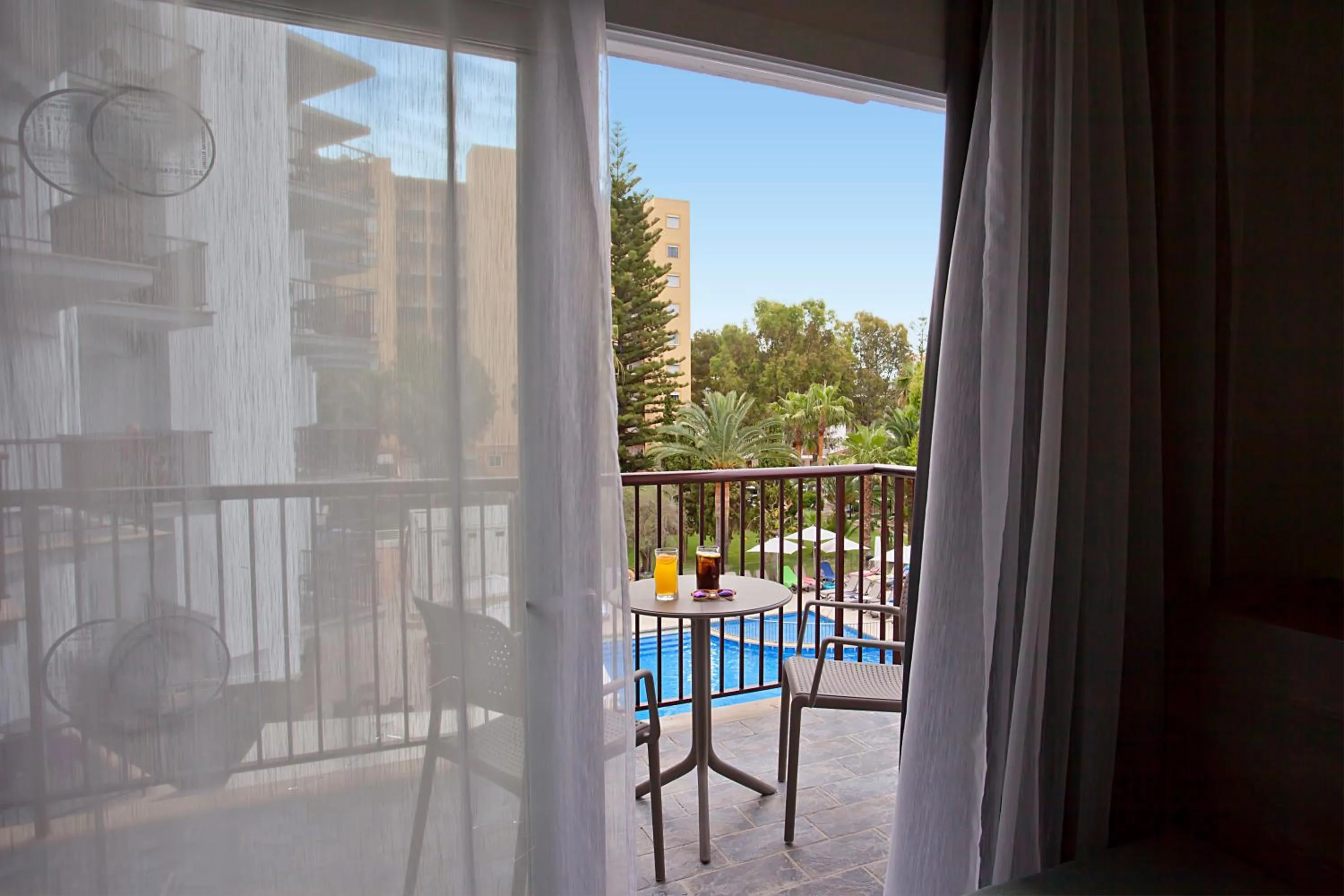 Pool view in FERGUS Bermudas