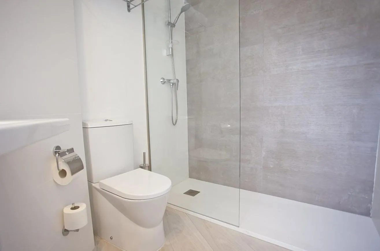 Bathroom in FERGUS Bermudas