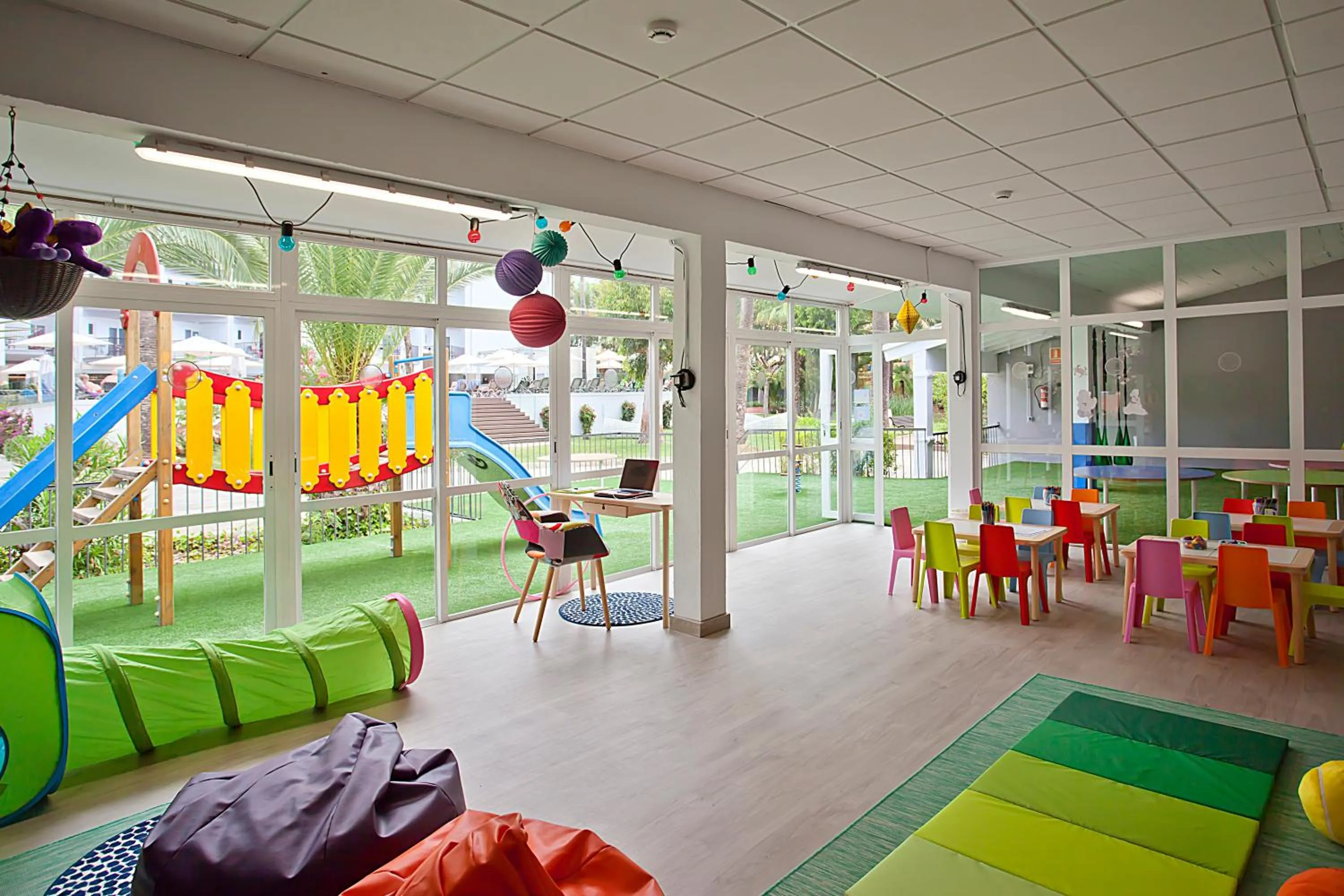 Children play ground in FERGUS Bermudas