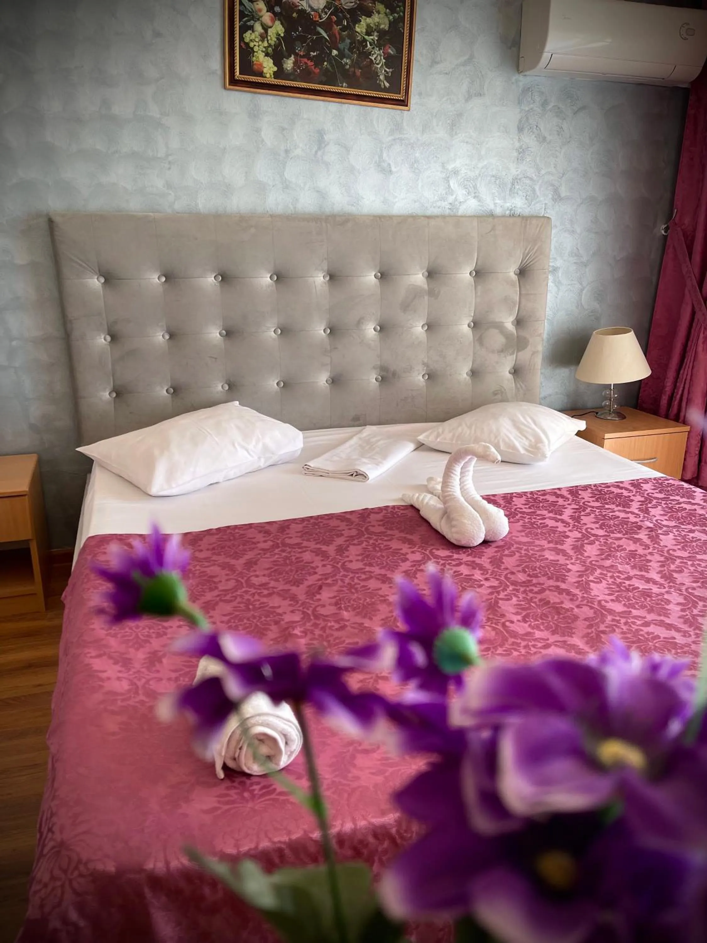 Photo of the whole room, Bed in Voila Mamaia