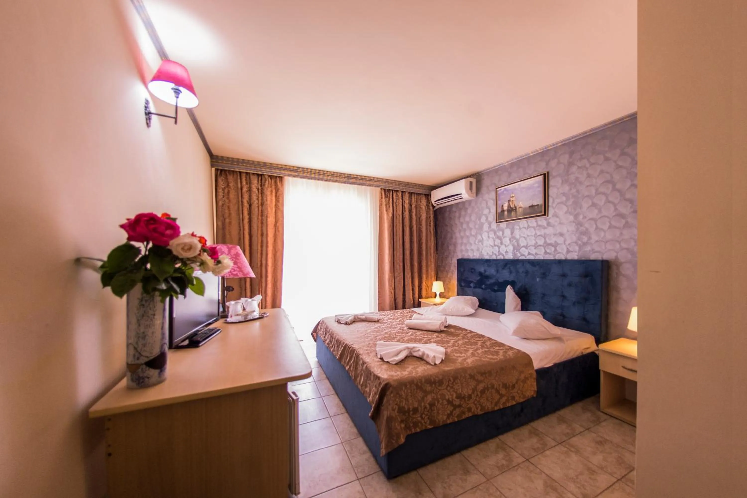 Photo of the whole room, Bed in Voila Mamaia