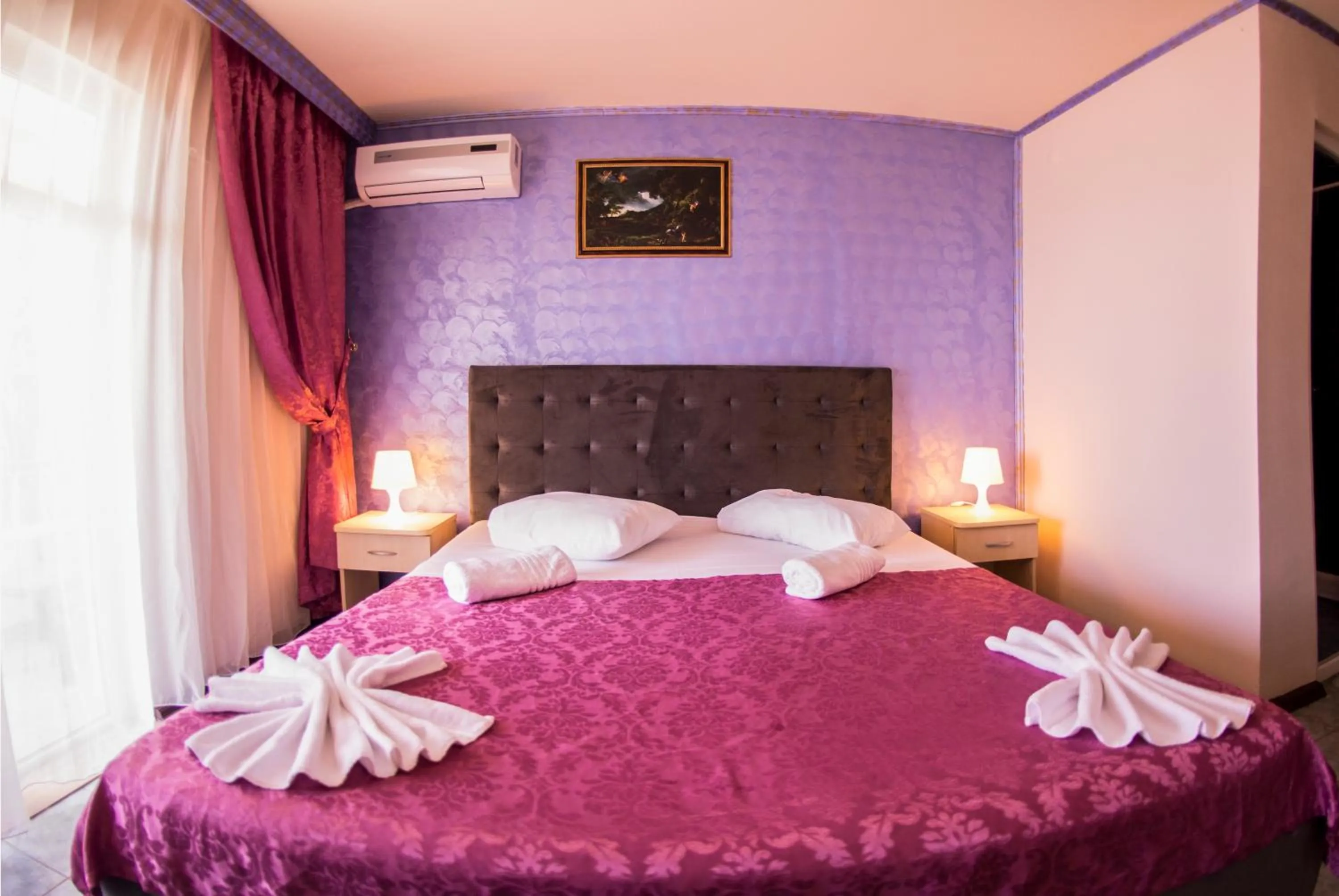 Photo of the whole room, Bed in Voila Mamaia