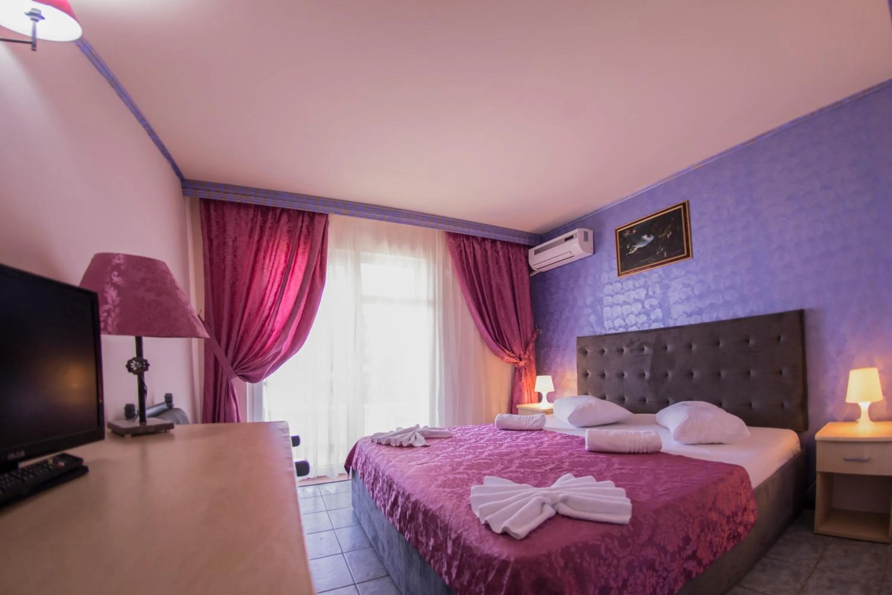 Photo of the whole room, Bed in Voila Mamaia