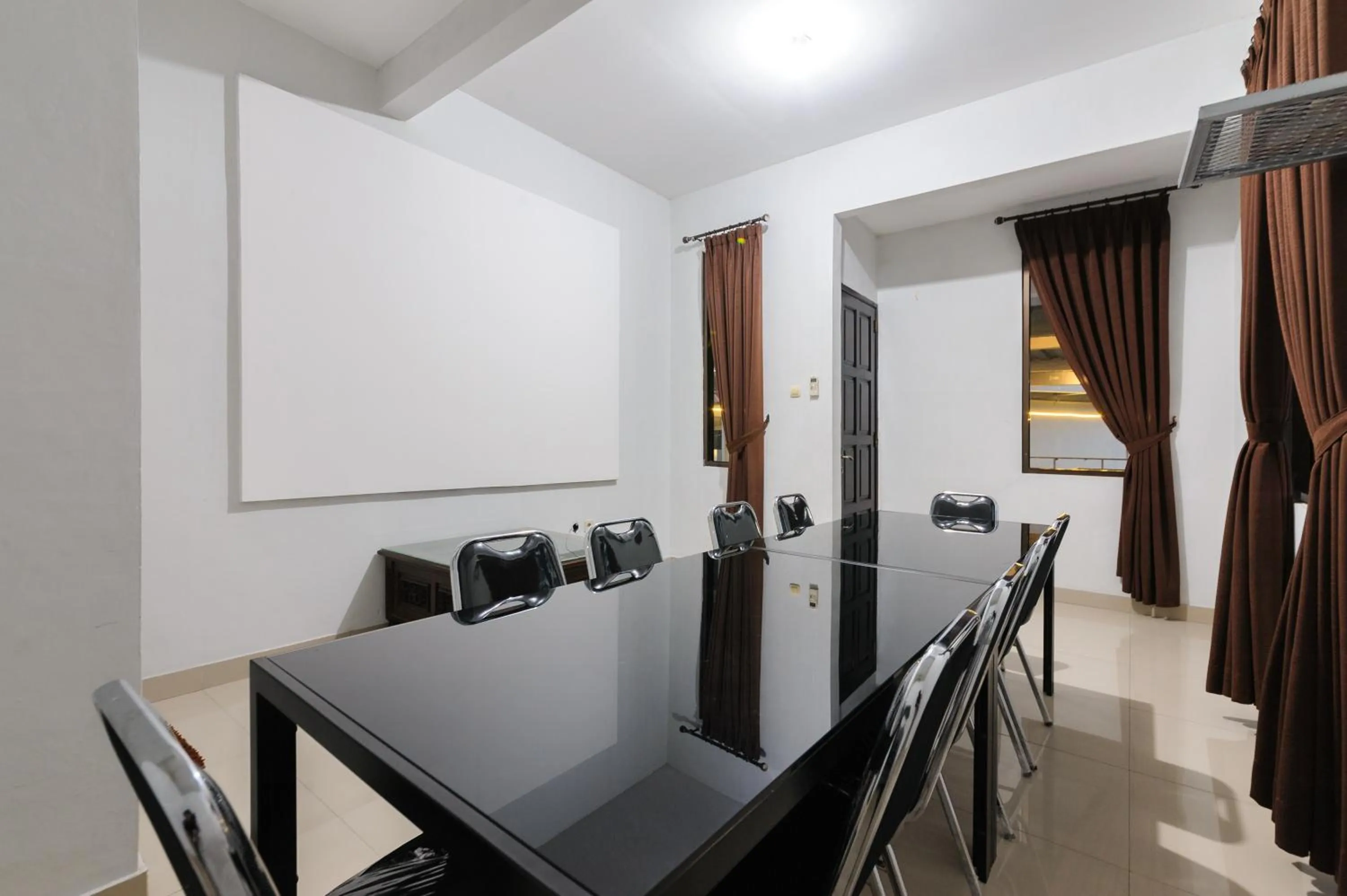 Seating area in RedDoorz Syariah near Taman Air Mancur Bogor