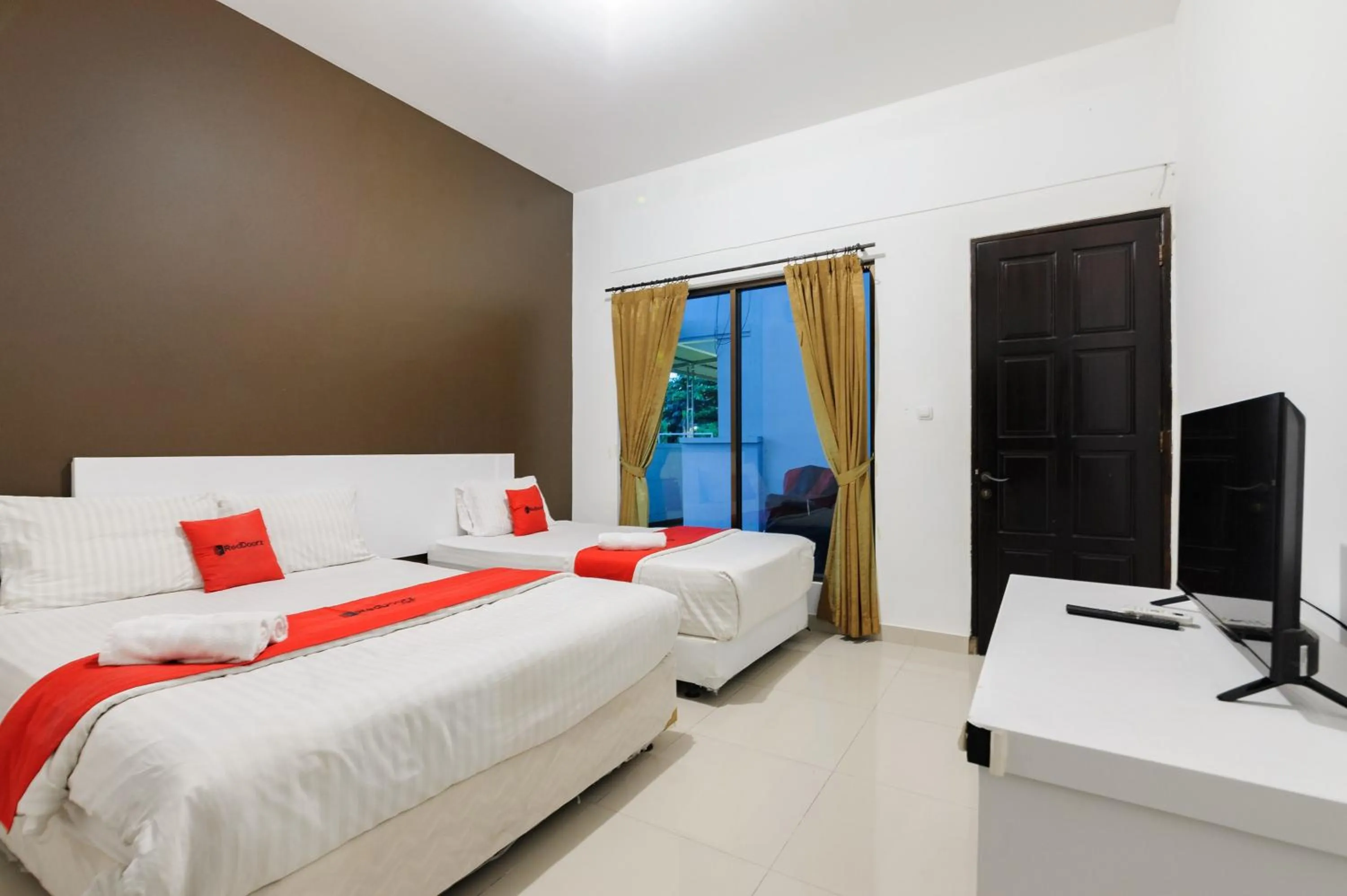 Bedroom, Bed in RedDoorz Syariah near Taman Air Mancur Bogor
