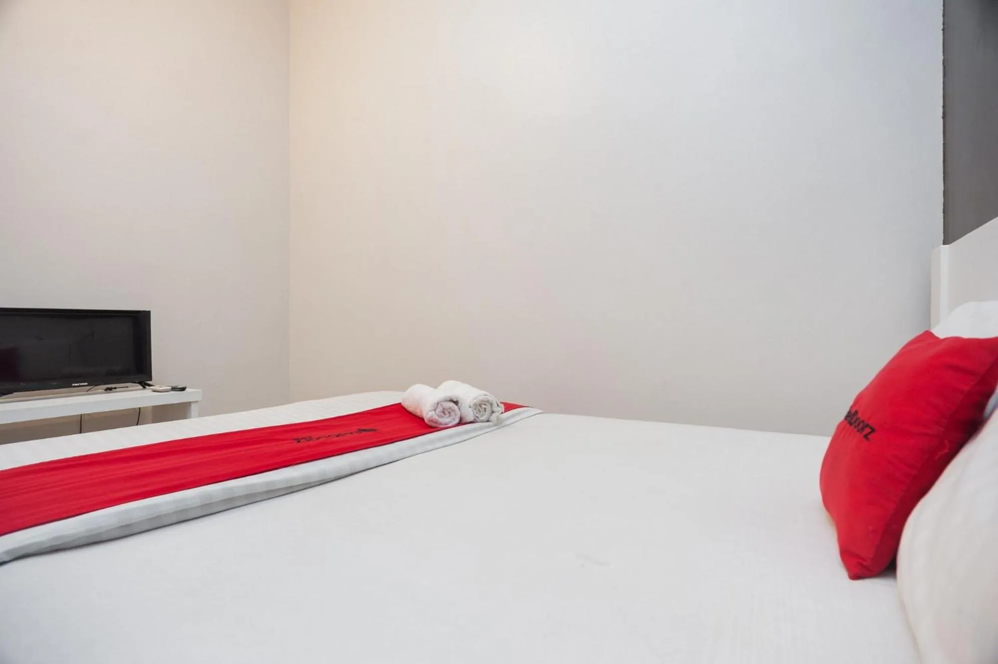 Bed in RedDoorz Syariah near Taman Air Mancur Bogor