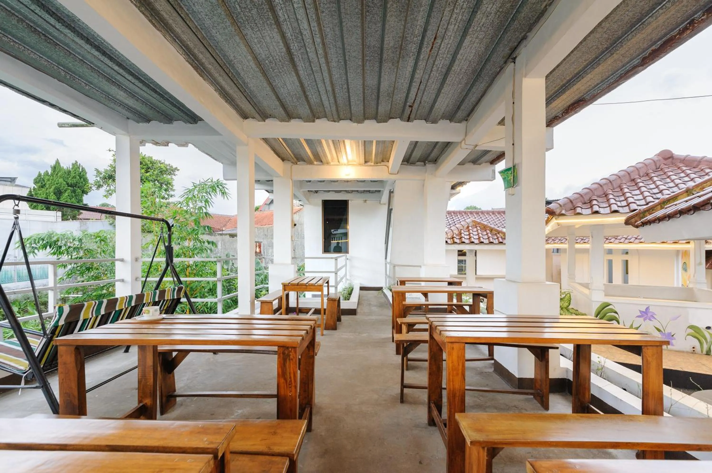 Seating area in RedDoorz Syariah near Taman Air Mancur Bogor
