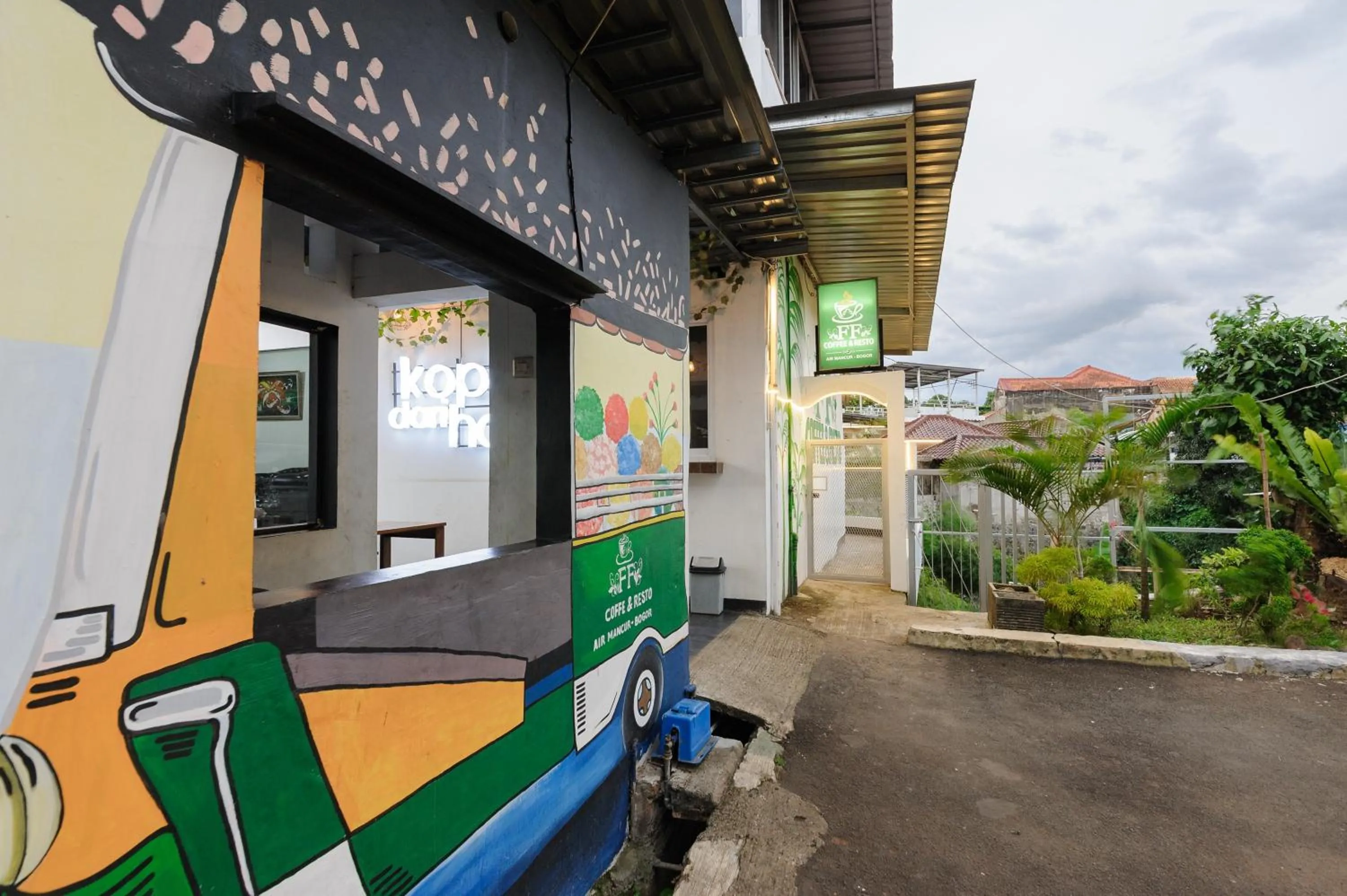 Lobby or reception in RedDoorz Syariah near Taman Air Mancur Bogor