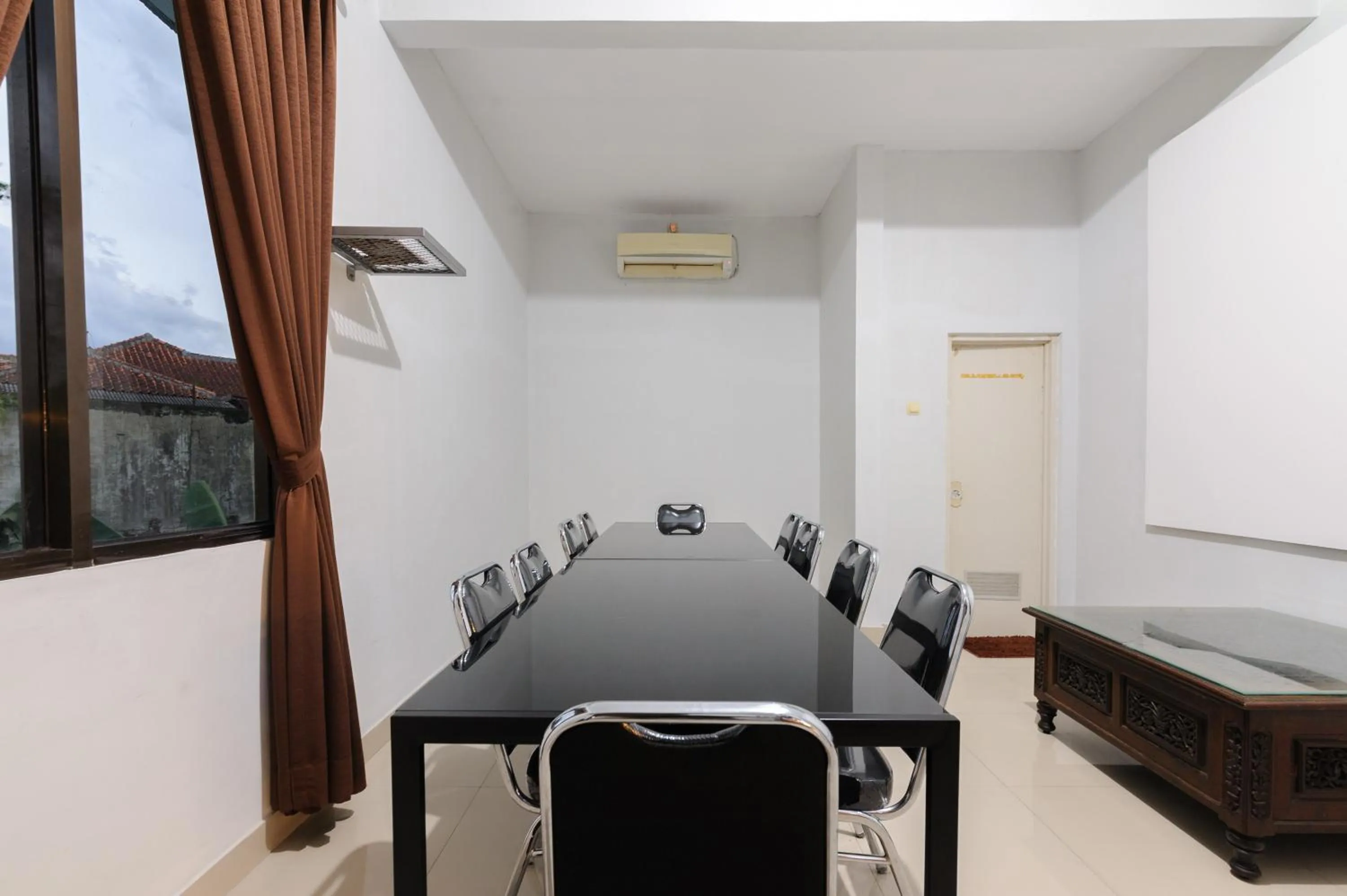 Seating area in RedDoorz Syariah near Taman Air Mancur Bogor